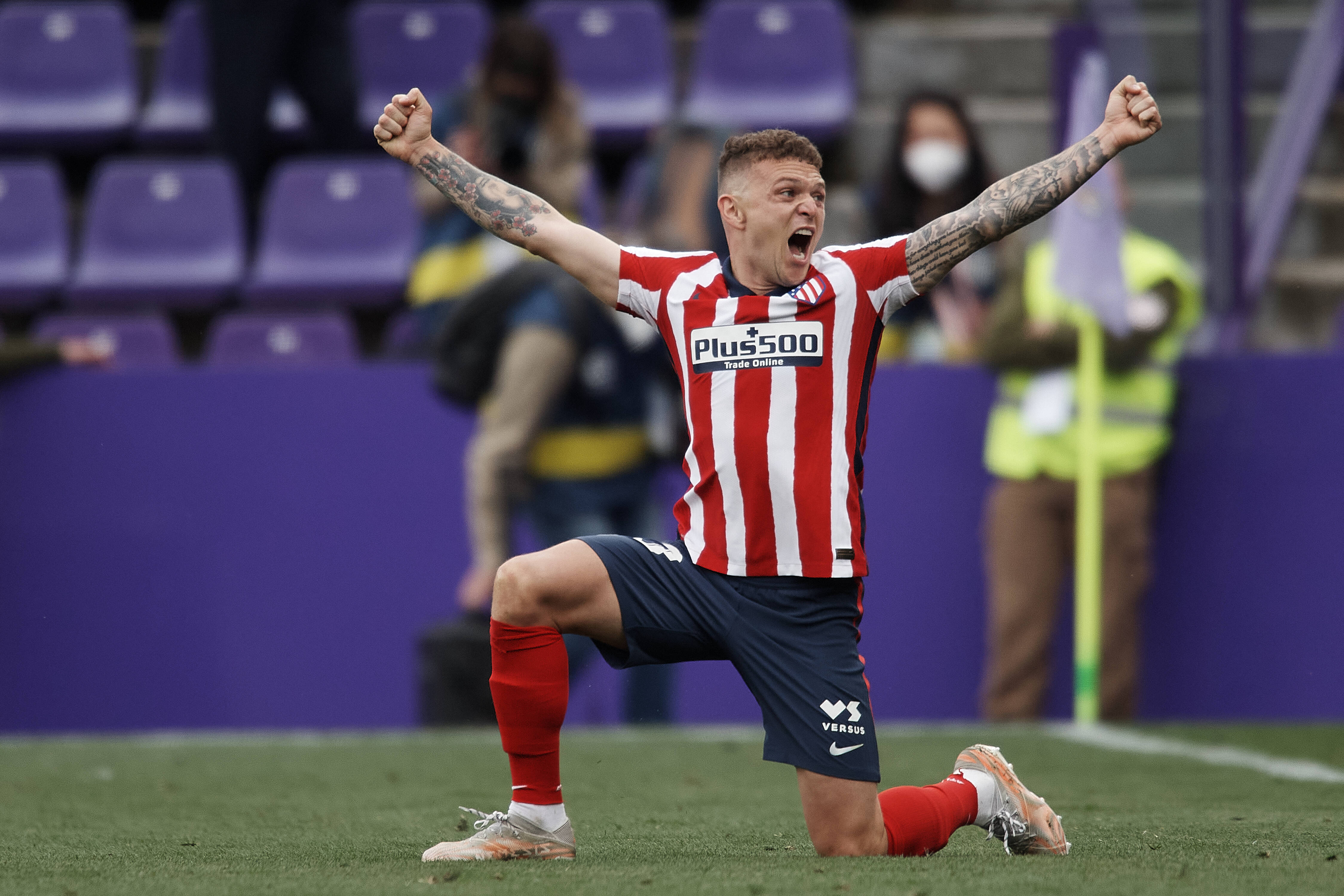 Kieran Trippier, red and white stripes, green pitch, 4K Desktop Wallpaper