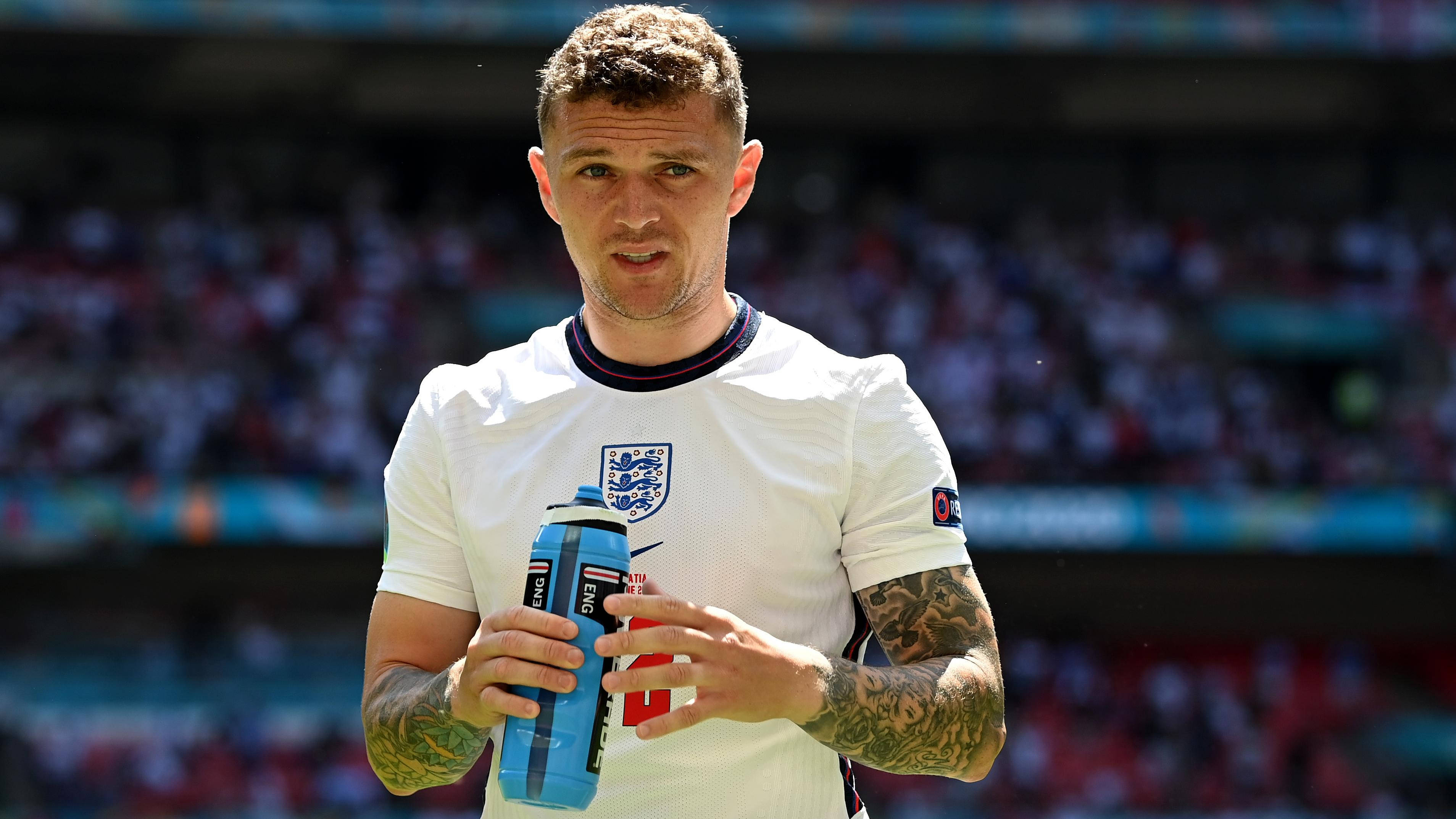Kieran Trippier, blue water bottle, sunny match, 2K Desktop Wallpaper