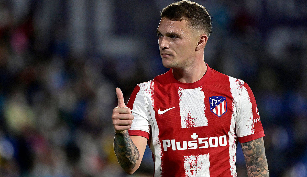 Kieran Trippier, red and white striped jersey, thumbs up gesture, SD Desktop Wallpaper