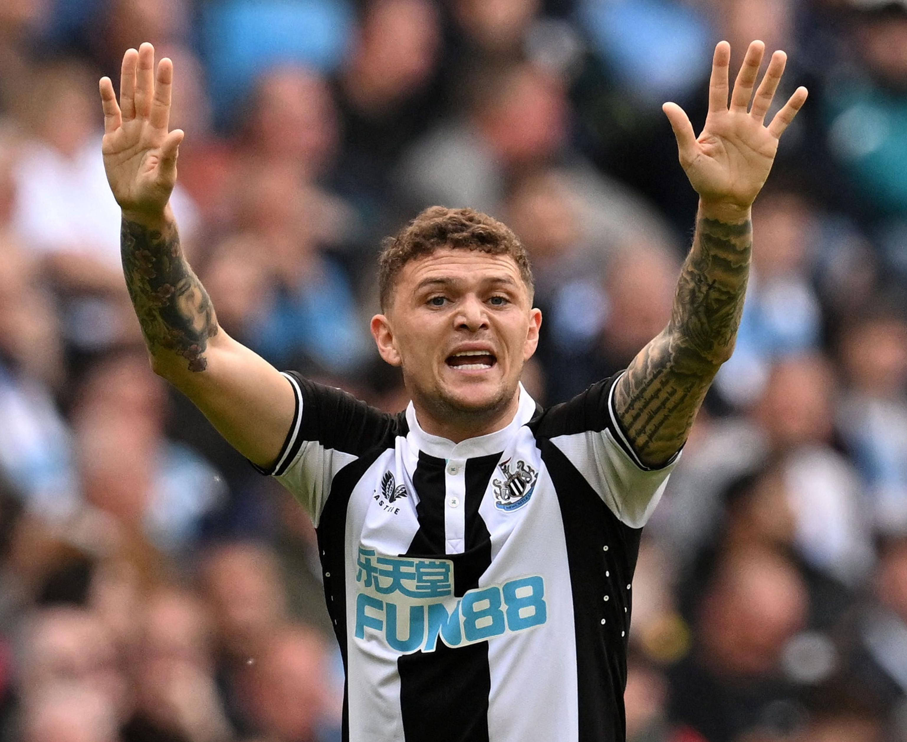 Kieran Trippier, black and white striped jersey, stadium crowd, 2K Desktop Wallpaper