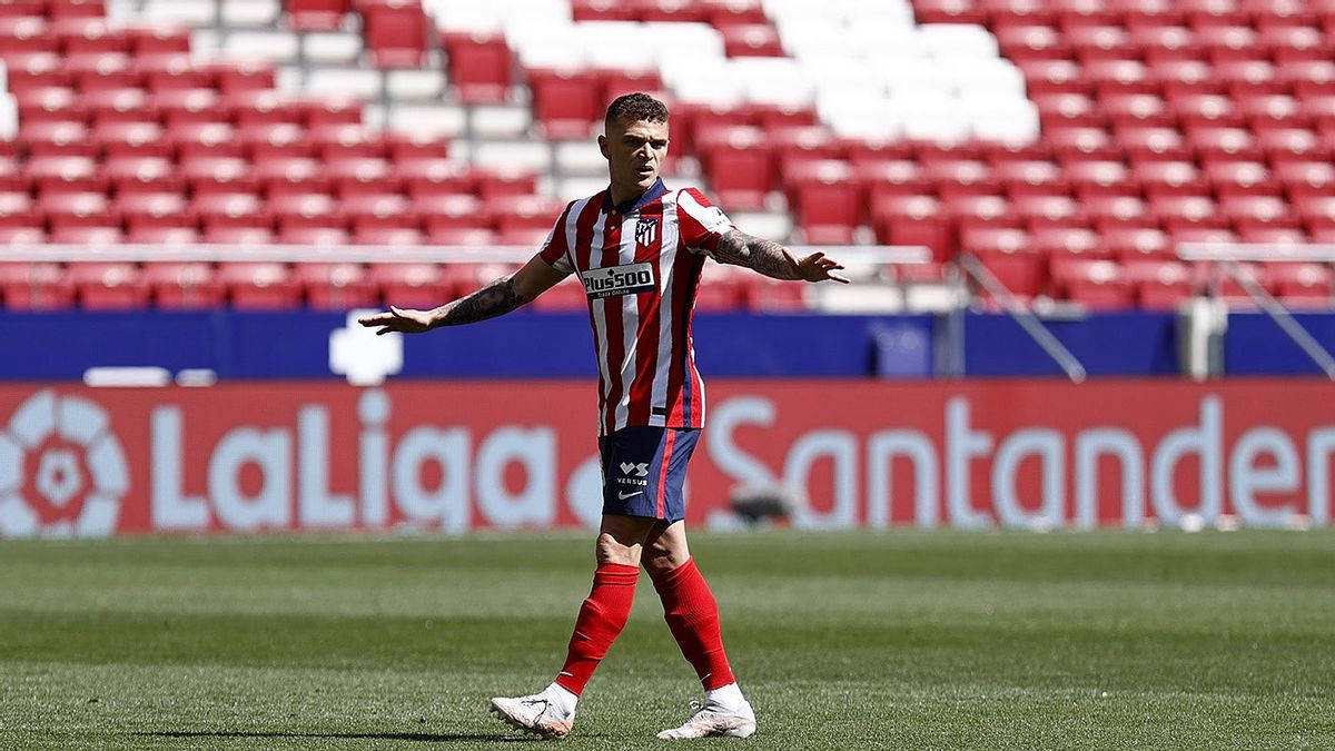 Kieran Trippier, red and white striped jersey, sunlit green pitch, SD Desktop Wallpaper