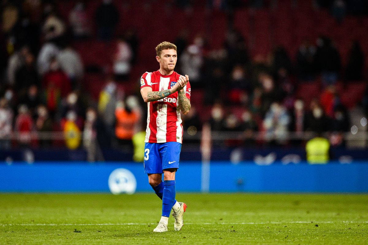 Kieran Trippier, red and white stripes, green pitch, SD Desktop Wallpaper