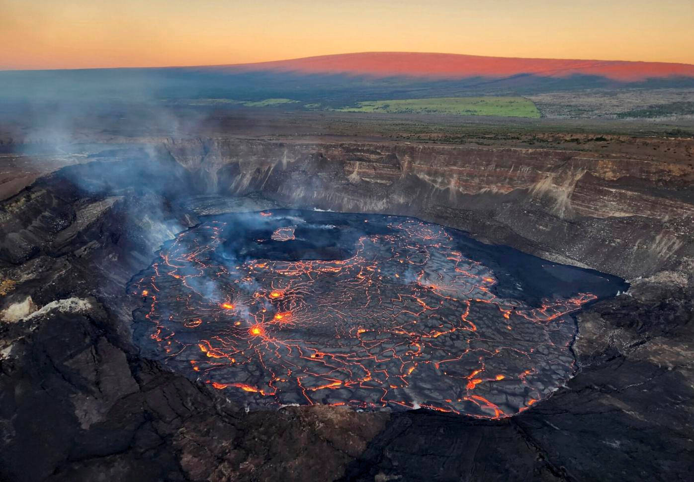 Kilauea Volcano, glowing orange lava, dark rock, HD Desktop Wallpaper