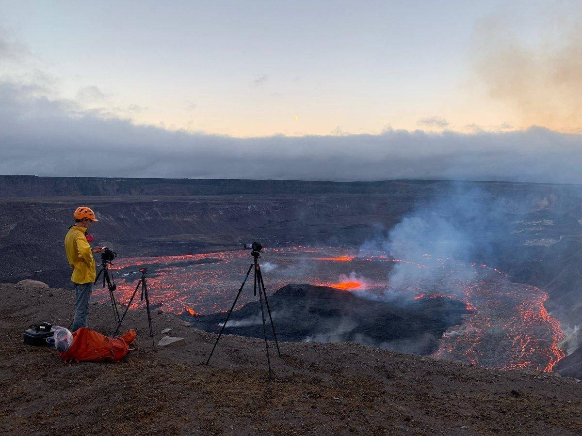 Kilauea Volcano, glowing lava, volcanic crater, SD Desktop Wallpaper