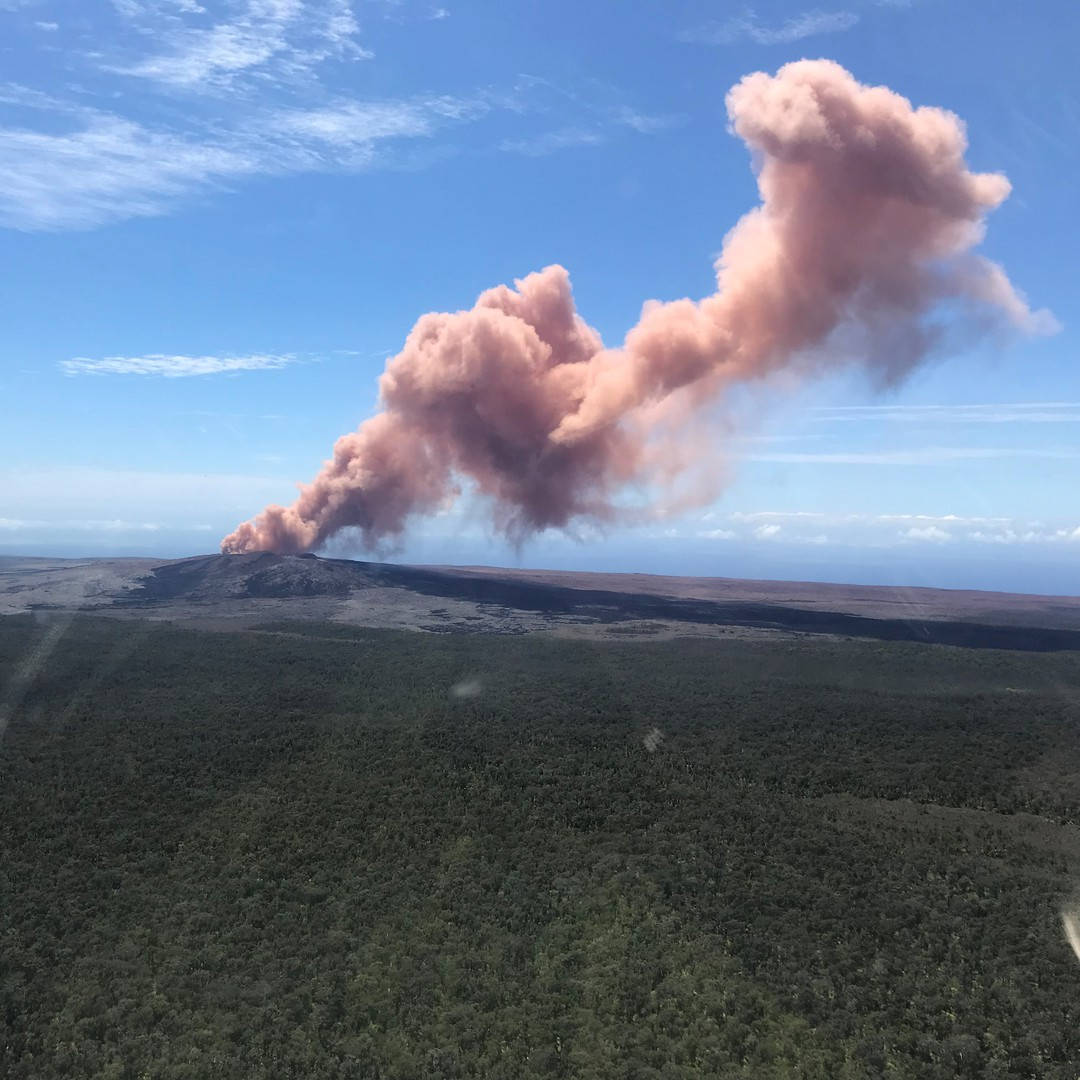 Kilauea Volcano, pinkish-orange plume, volcanic ash, SD Desktop Wallpaper