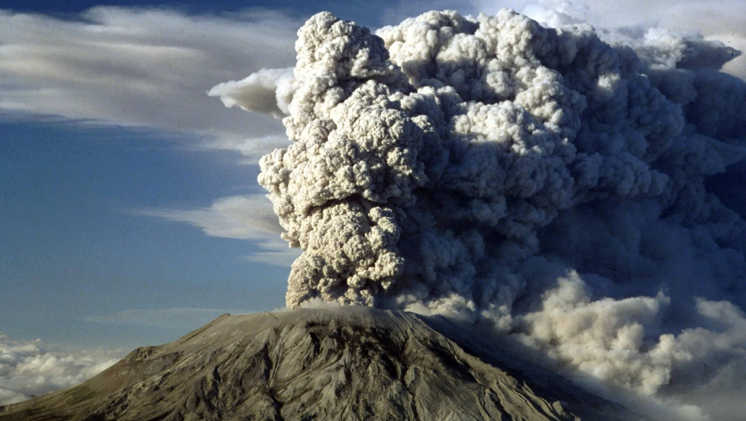 Kilauea Volcano, gray smoke, towering plume, 2K Desktop Wallpaper