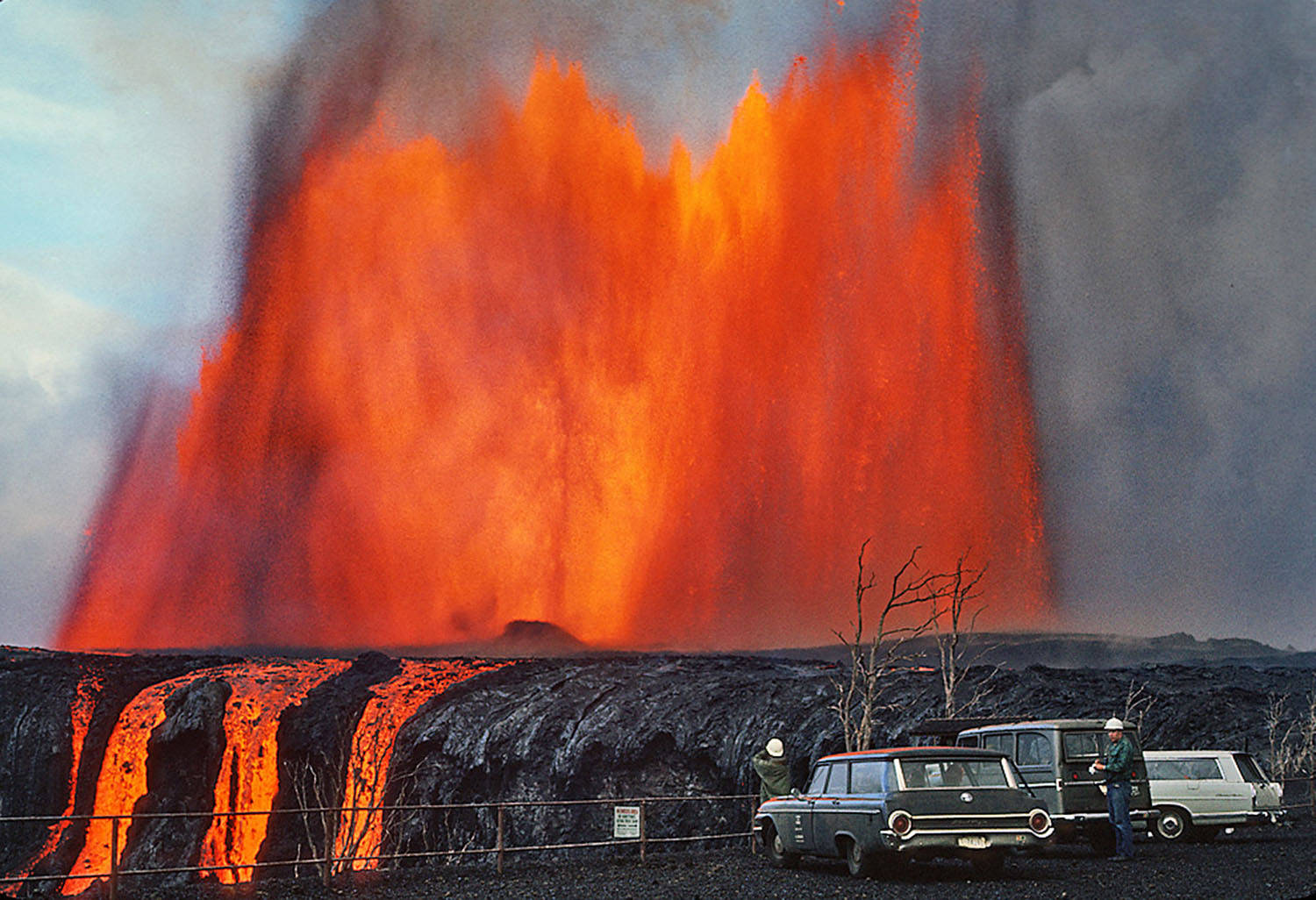 Kilauea Volcano, lava fountain, fiery orange lava, HD Desktop Wallpaper