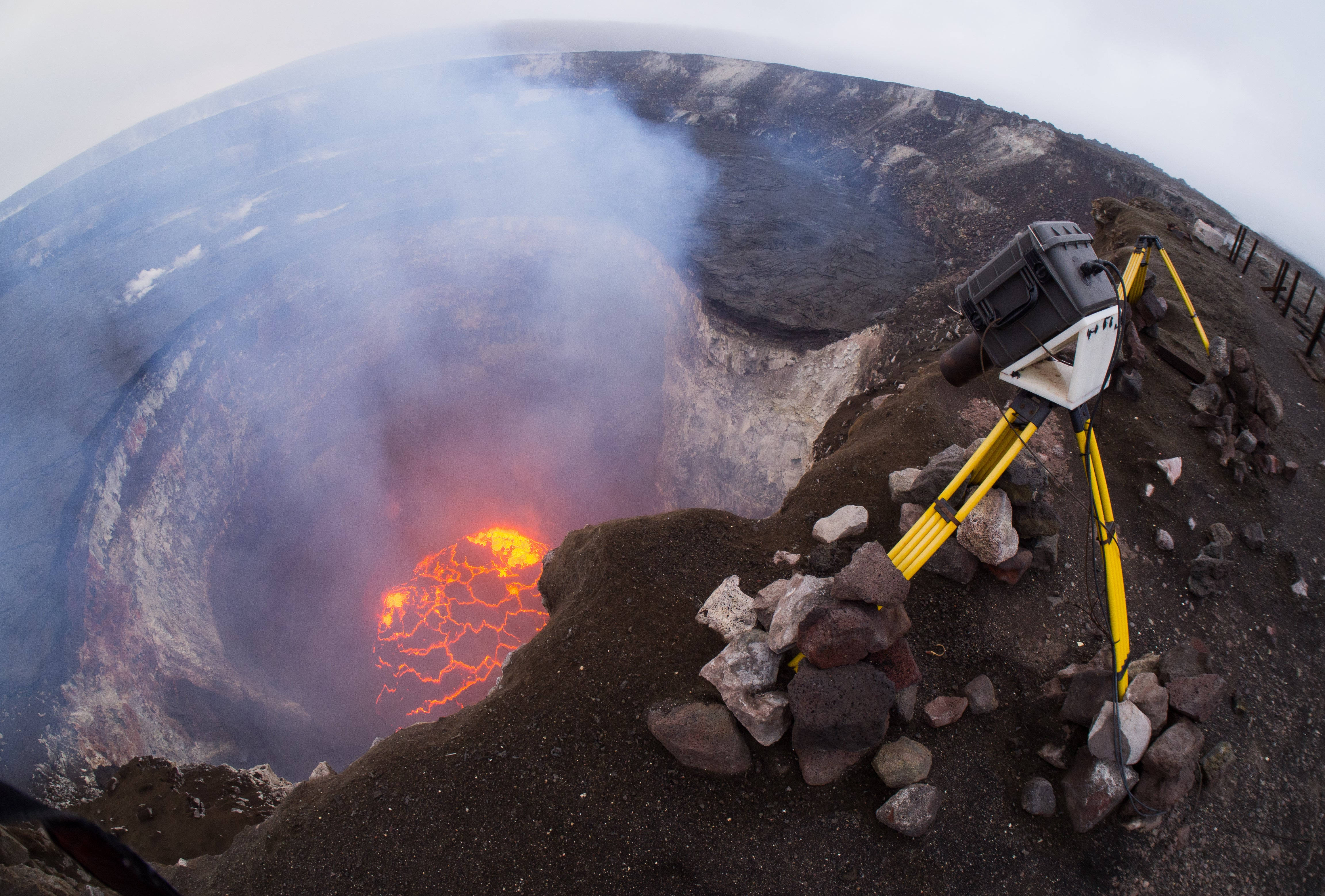 Kilauea Volcano, glowing lava lake, volcanic crater, 4K Desktop Wallpaper