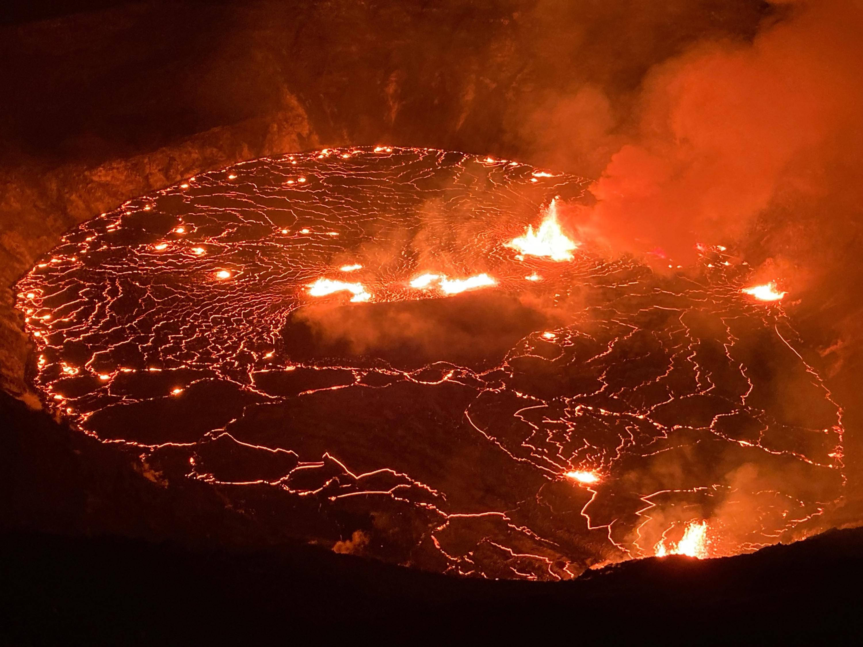 Kilauea Volcano, volcanic crater, molten lava, 2K Desktop Wallpaper
