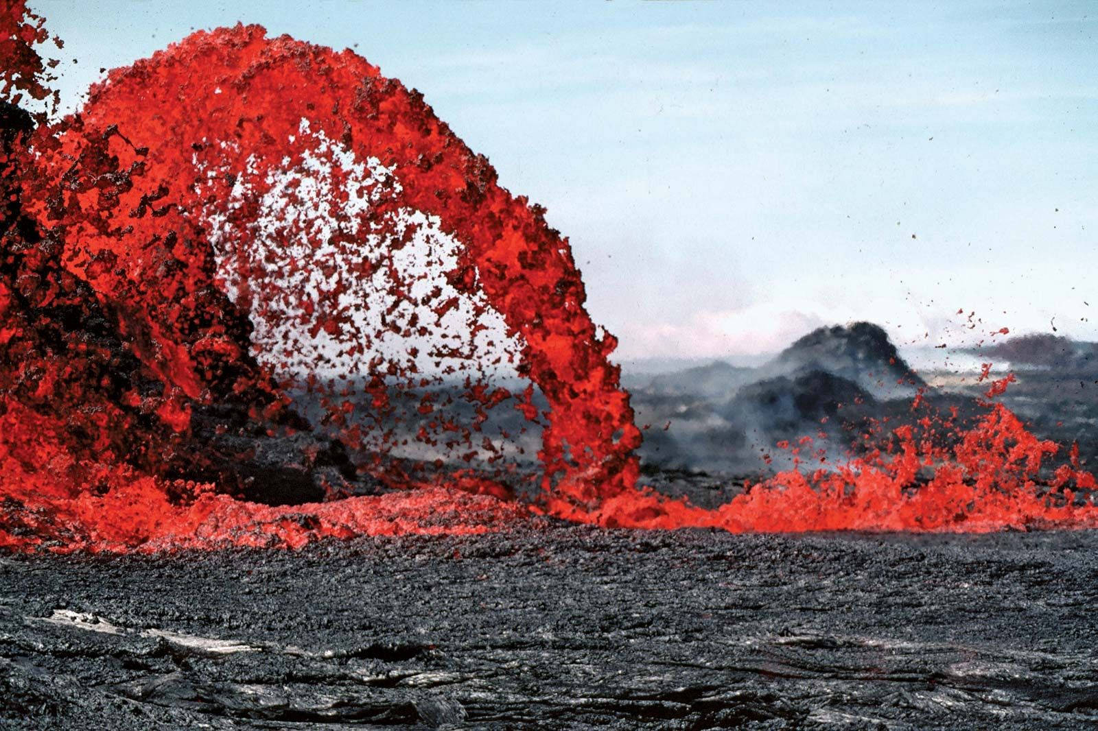 Kilauea Volcano, vibrant red lava, fiery arc, HD Desktop Wallpaper