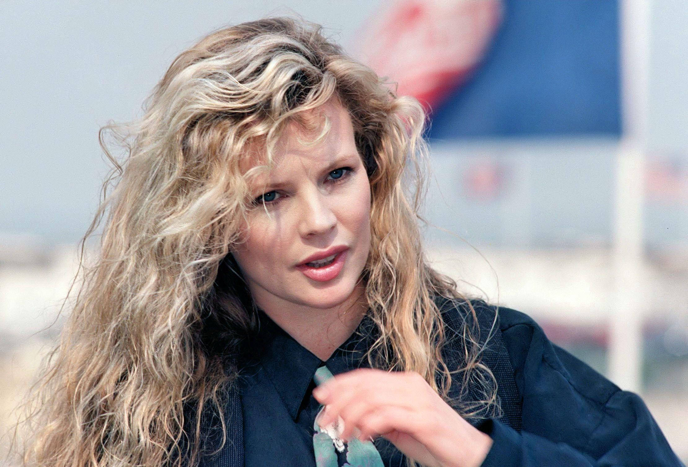 Kim Basinger, 1989 film fest, voluminous blonde curls, Full HD Desktop Wallpaper