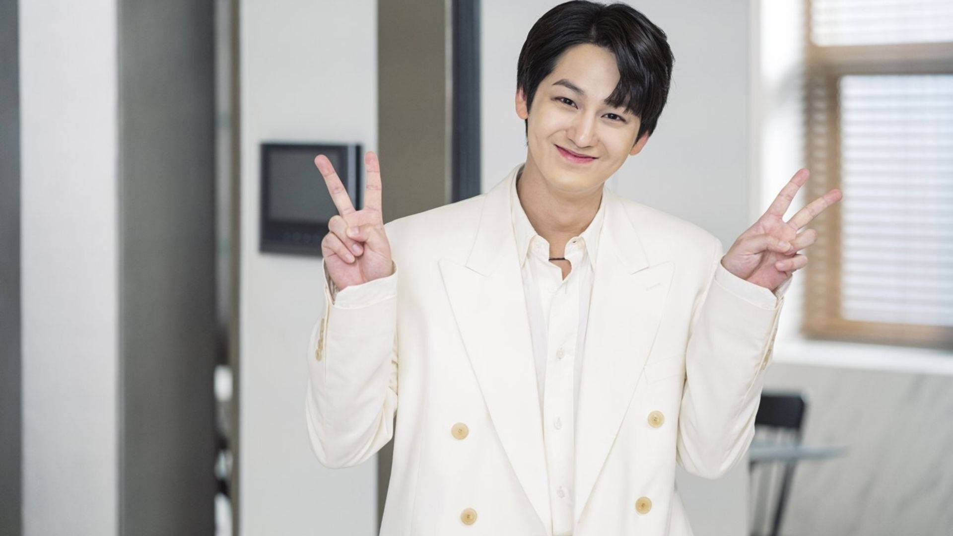 Kim Bum, peace sign, cream double-breasted suit, Full HD Desktop Wallpaper