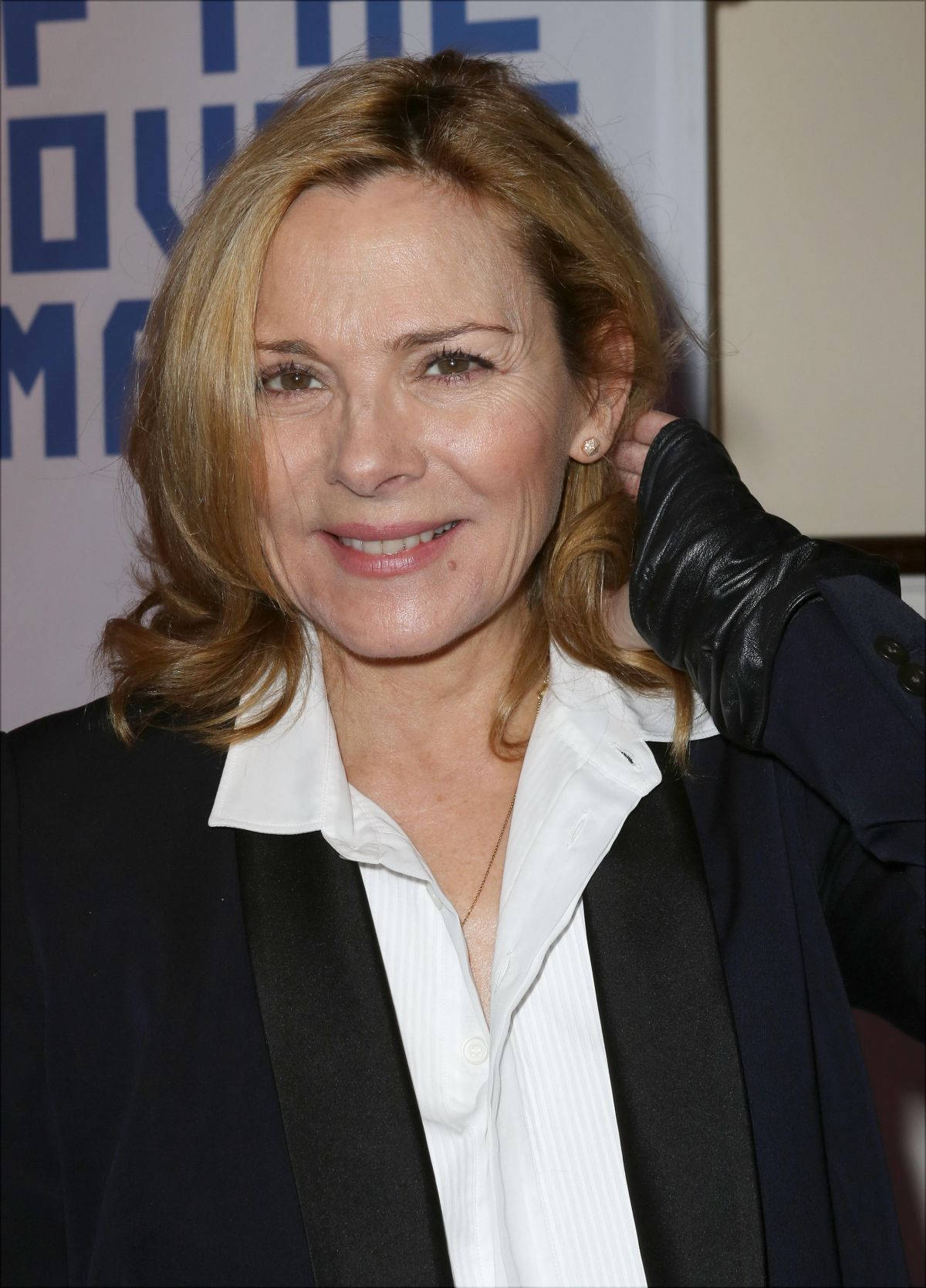 Kim Cattrall, black and white suit, blonde hair, HD Phone Wallpaper
