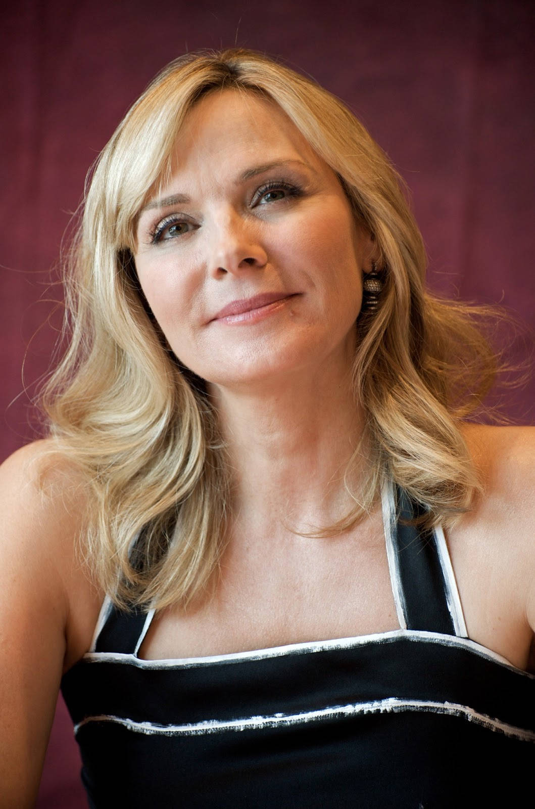 Kim Cattrall, blonde hair, black and white dress, HD Phone Wallpaper