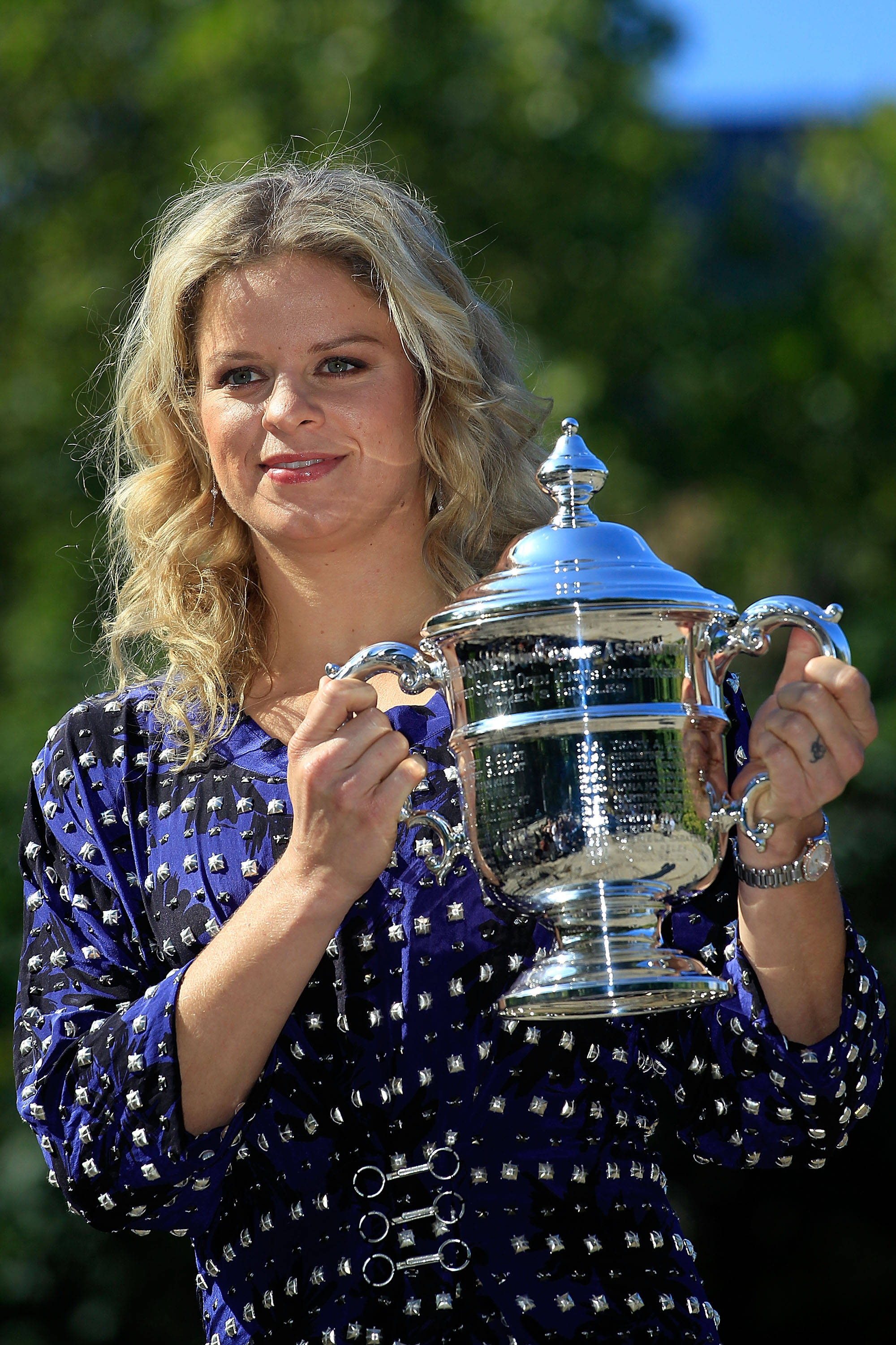 Kim Clijsters, silver trophy, blue patterned dress, 2K Phone Wallpaper