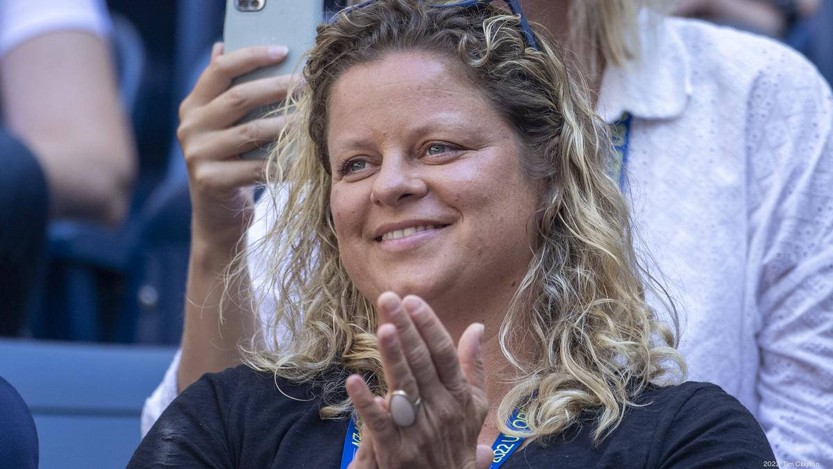 Kim Clijsters, curly blonde hair, claps enthusiastically, SD Desktop Wallpaper