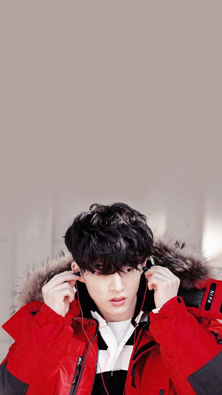 Kim Hanbin, red puffer jacket, fur-lined hood, HD Phone Wallpaper