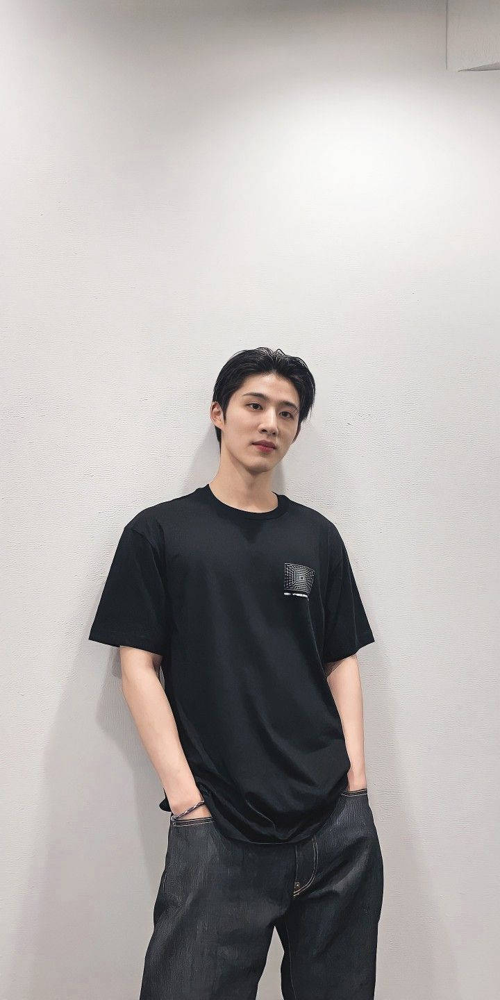Kim Hanbin, black t-shirt, dark jeans, HD Phone Wallpaper