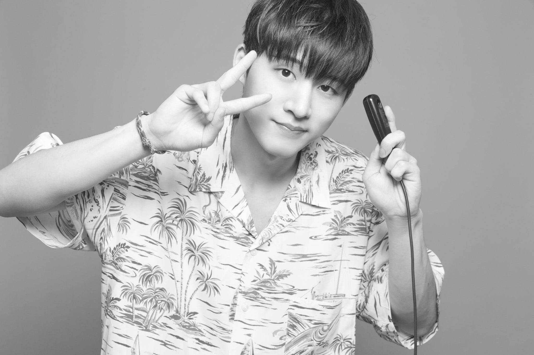 Kim Hanbin, peace sign, tropical shirt, Full HD Desktop Wallpaper
