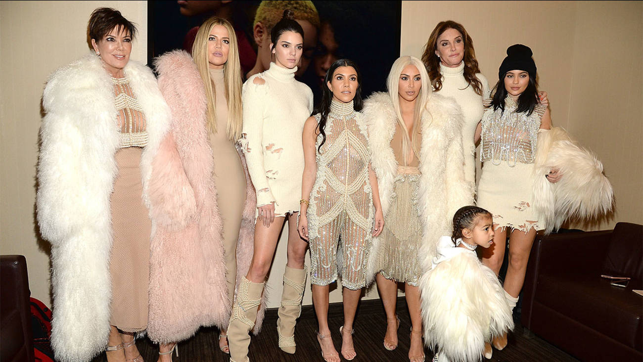 Kim Kardashian, white fur, beaded outfits, HD Desktop Wallpaper