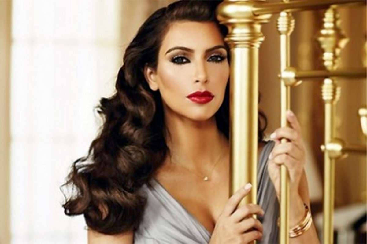 Kim Kardashian, silver dress, golden ornate pillars, SD Desktop Wallpaper
