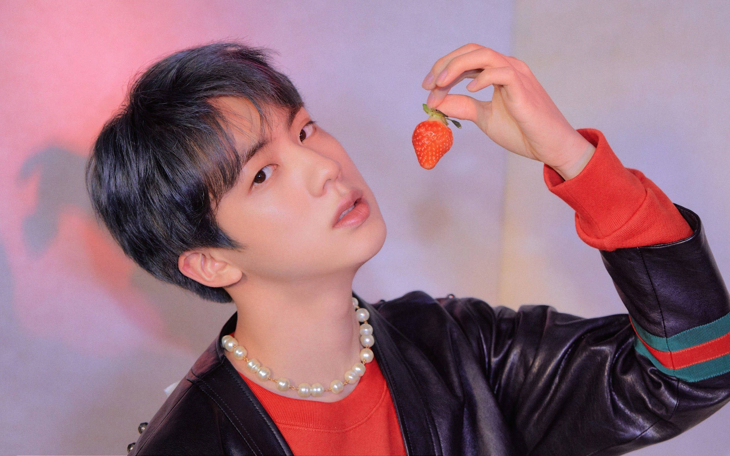 Kim Seok Jin, black leather jacket, pearl necklace, 2K Desktop Wallpaper