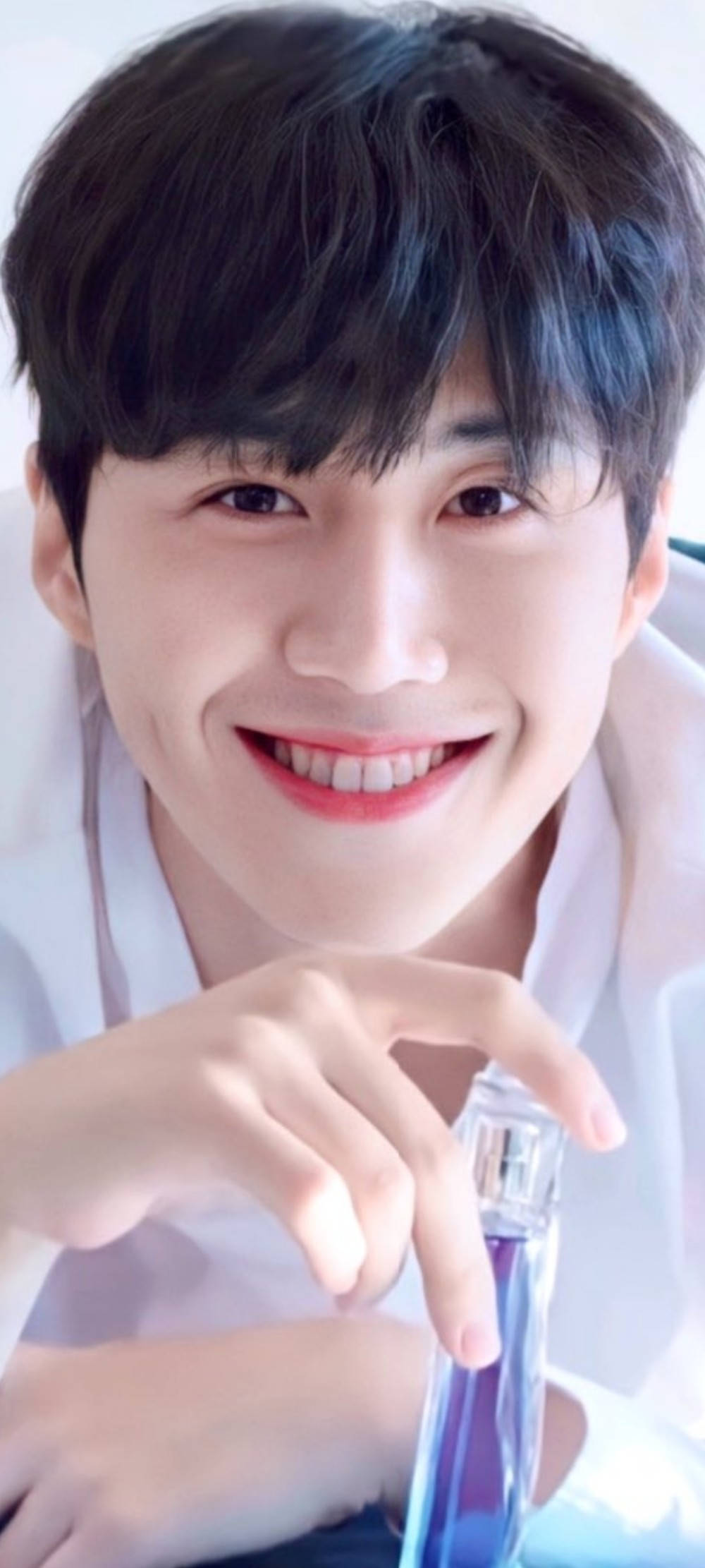 Kim Seon Ho, dimple smile, blue perfume bottle, Full HD Phone Wallpaper