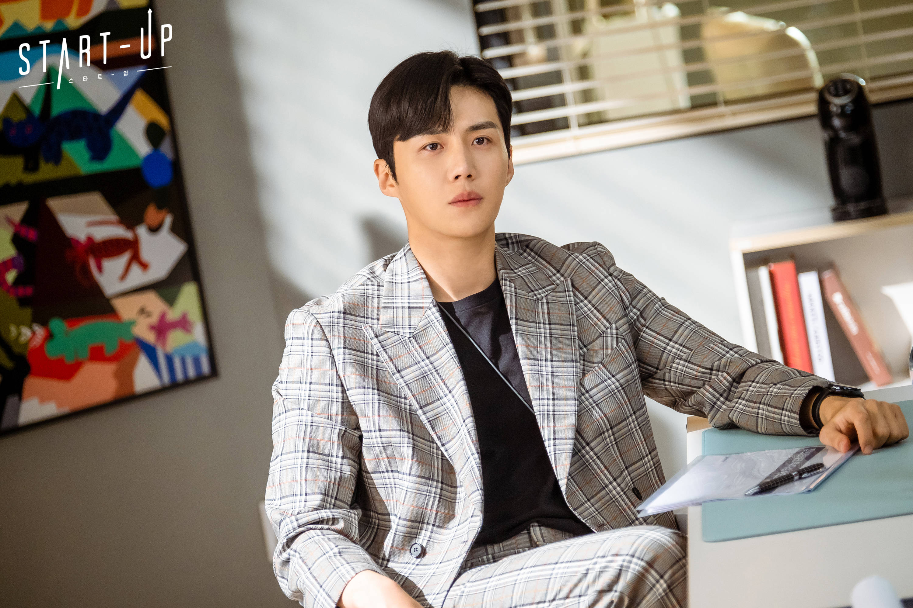 Kim Seon Ho, plaid suit, modern office, 2K Desktop Wallpaper