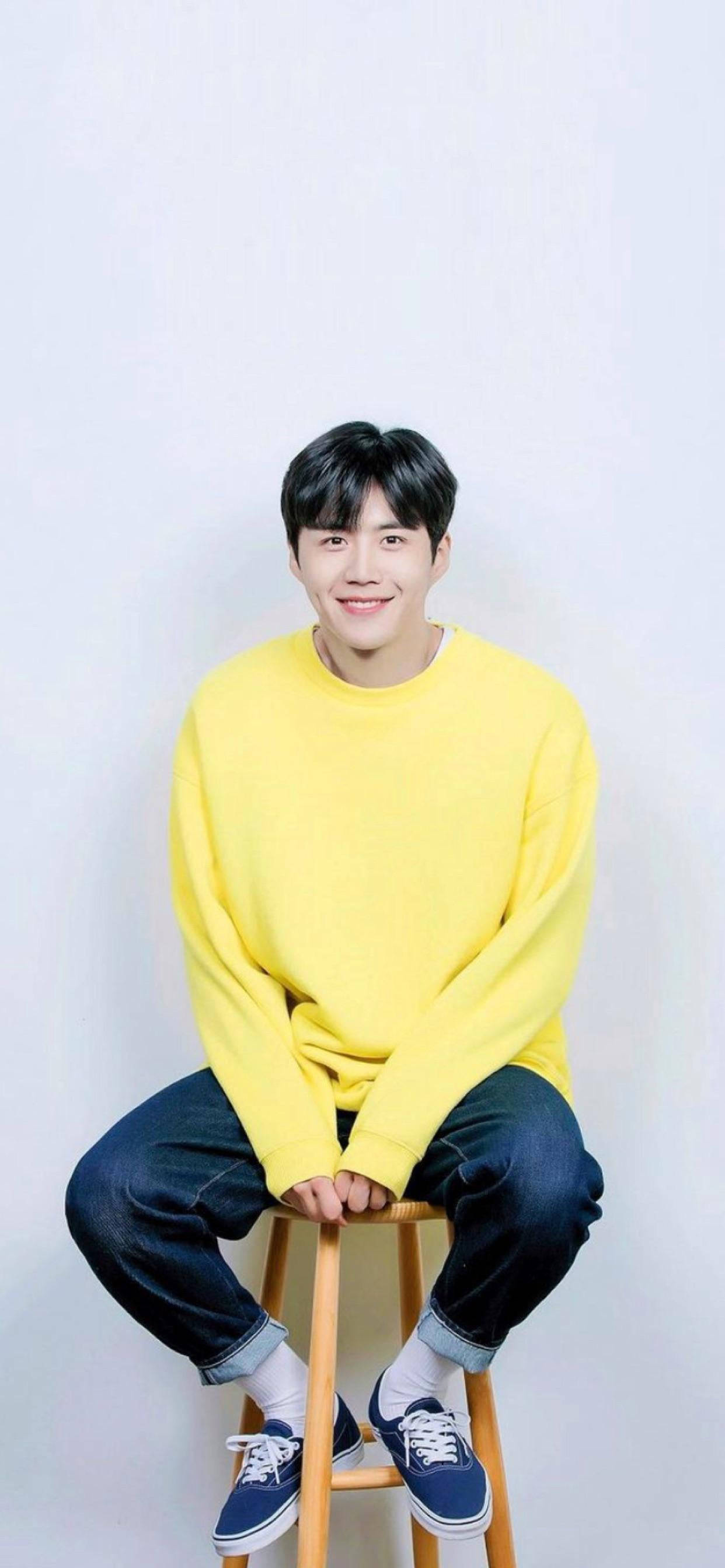 Kim Seon Ho, bright yellow sweater, wooden stool, 2K Phone Wallpaper