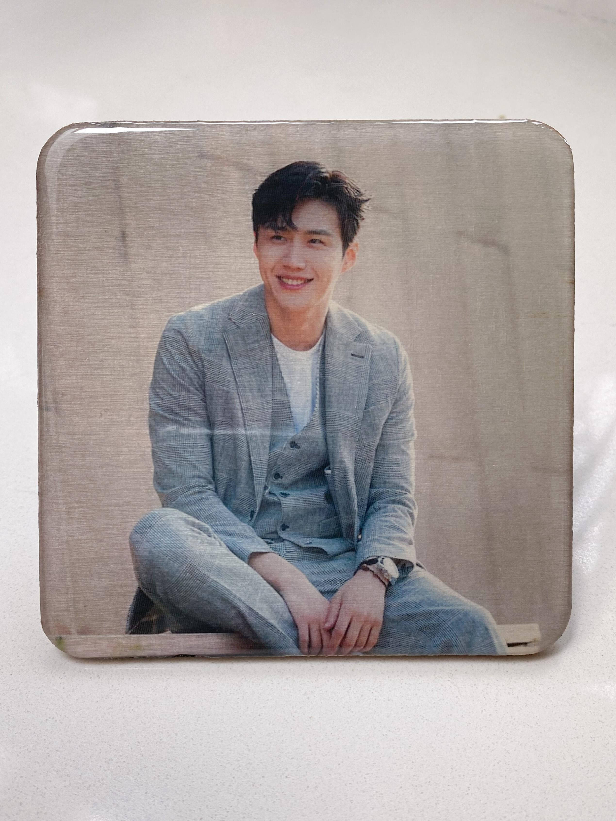 Kim Seon Ho, gray suit, wooden bench, 2K Phone Wallpaper