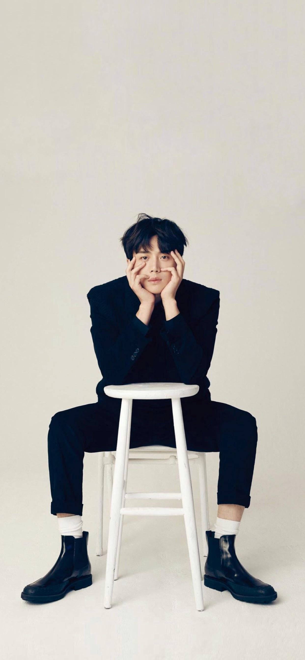 Kim Seon Ho, black suit, white stool, 2K Phone Wallpaper