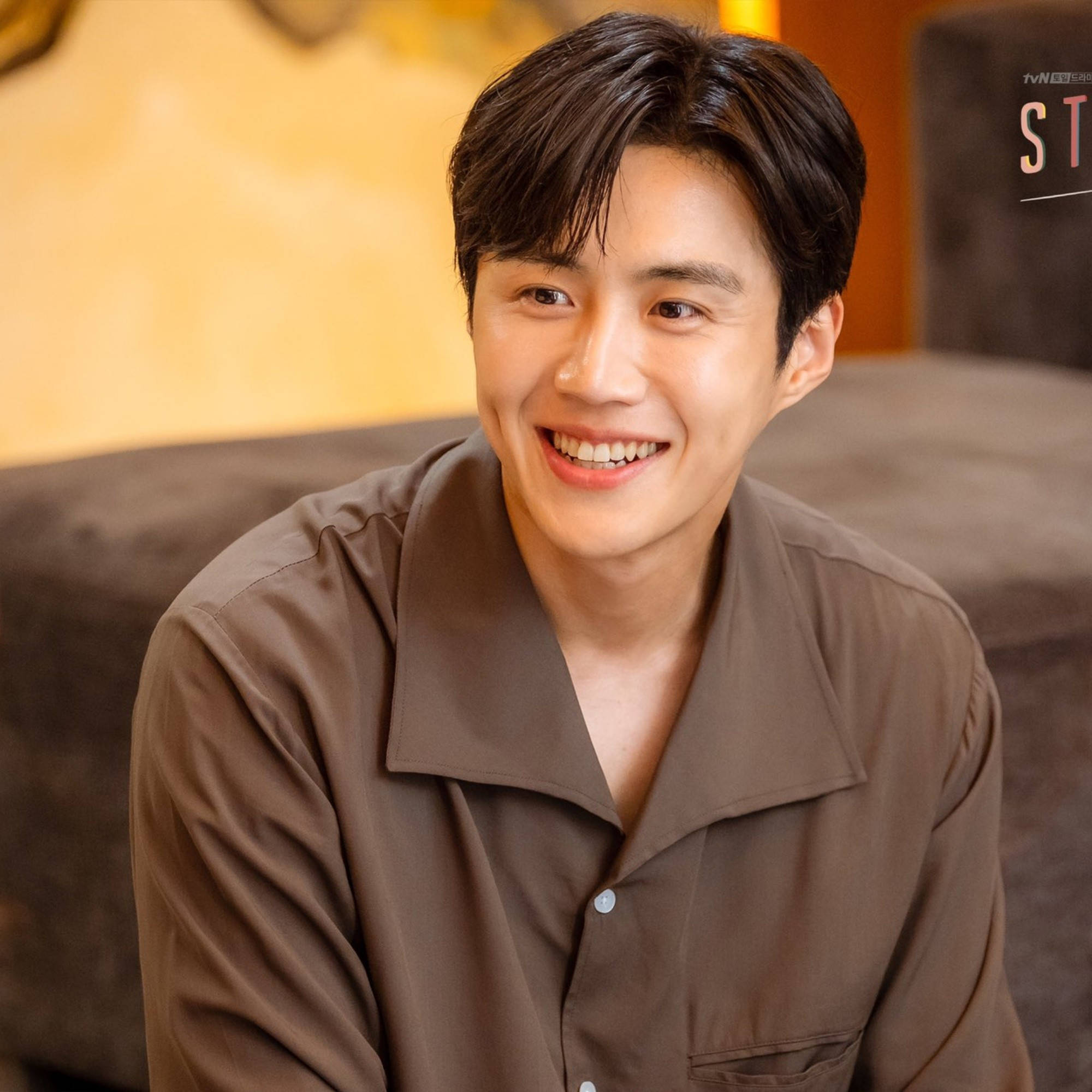 Kim Seon Ho, dark hair, brown couch, Full HD Desktop Wallpaper