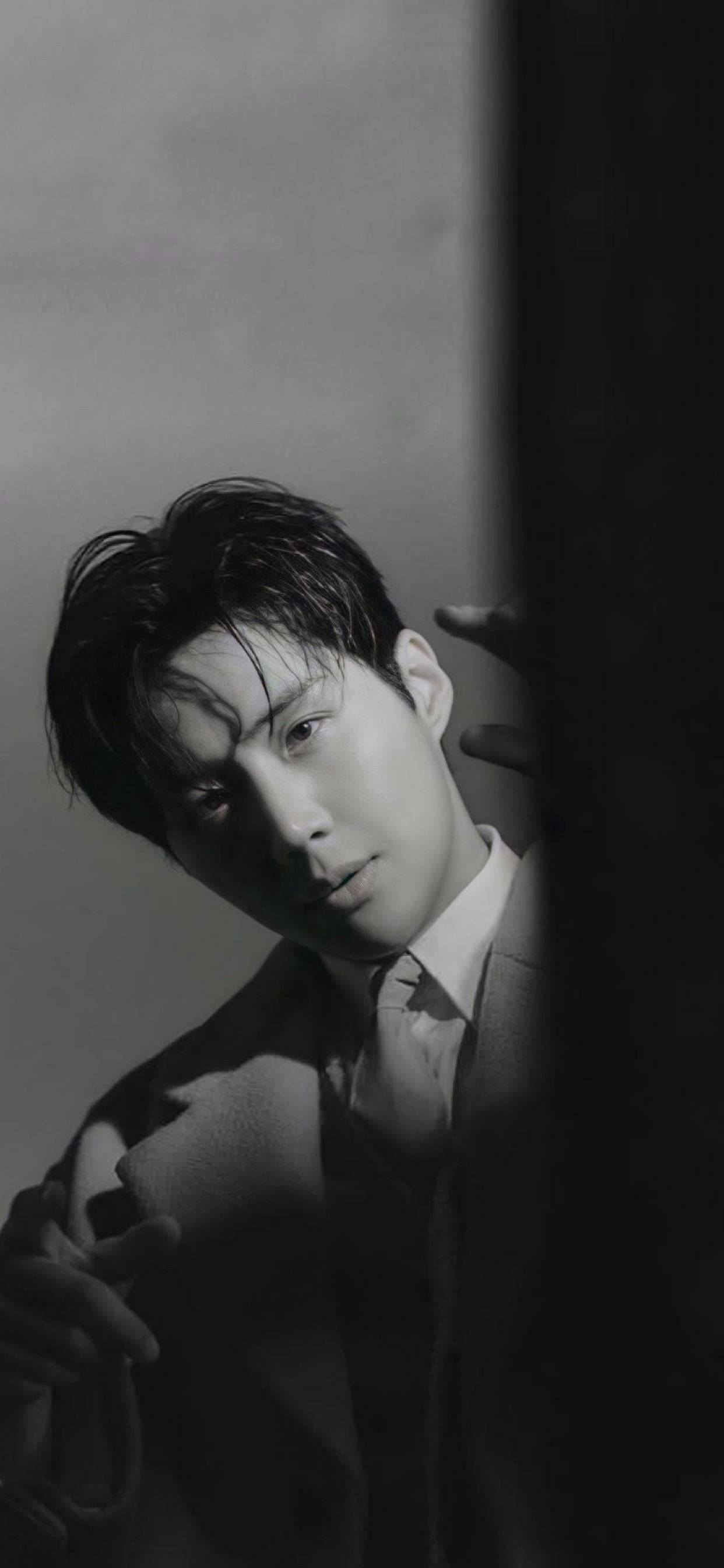 Kim Seon Ho, black and white, suit, 2K Phone Wallpaper
