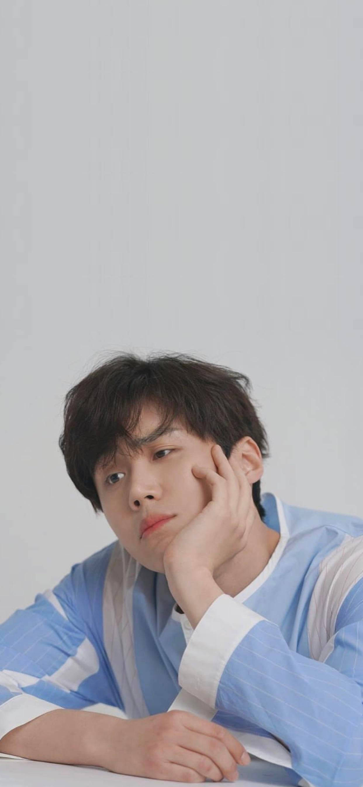 Kim Seon Ho, blue striped shirt, white background, 2K Phone Wallpaper