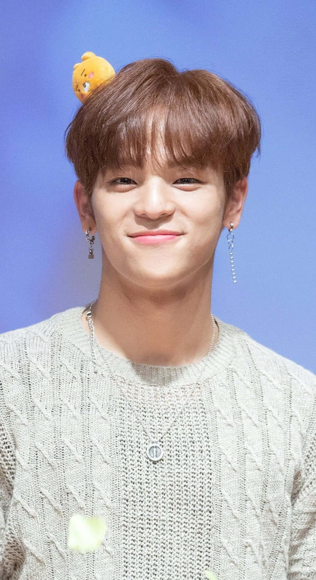 Kim Woojin, yellow bear hairpin, light gray cable-knit sweater, Full HD Phone Wallpaper