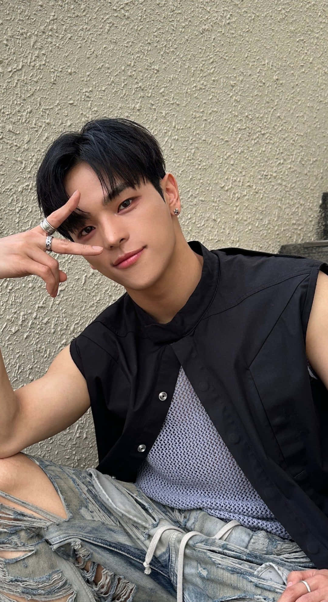 Kim Woojin, black sleeveless jacket, ripped jeans, Full HD Phone Wallpaper