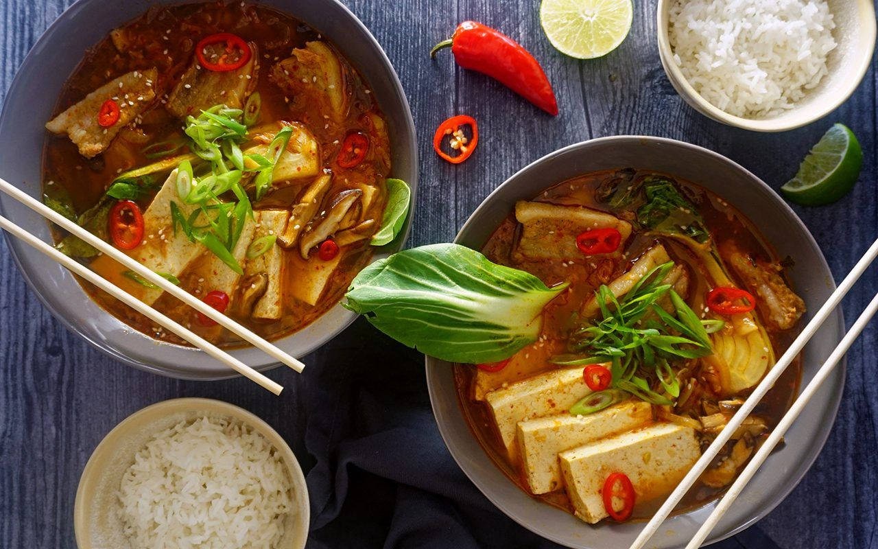 spicy Korean tofu stew, green onions, red chili slices, HD Desktop Wallpaper