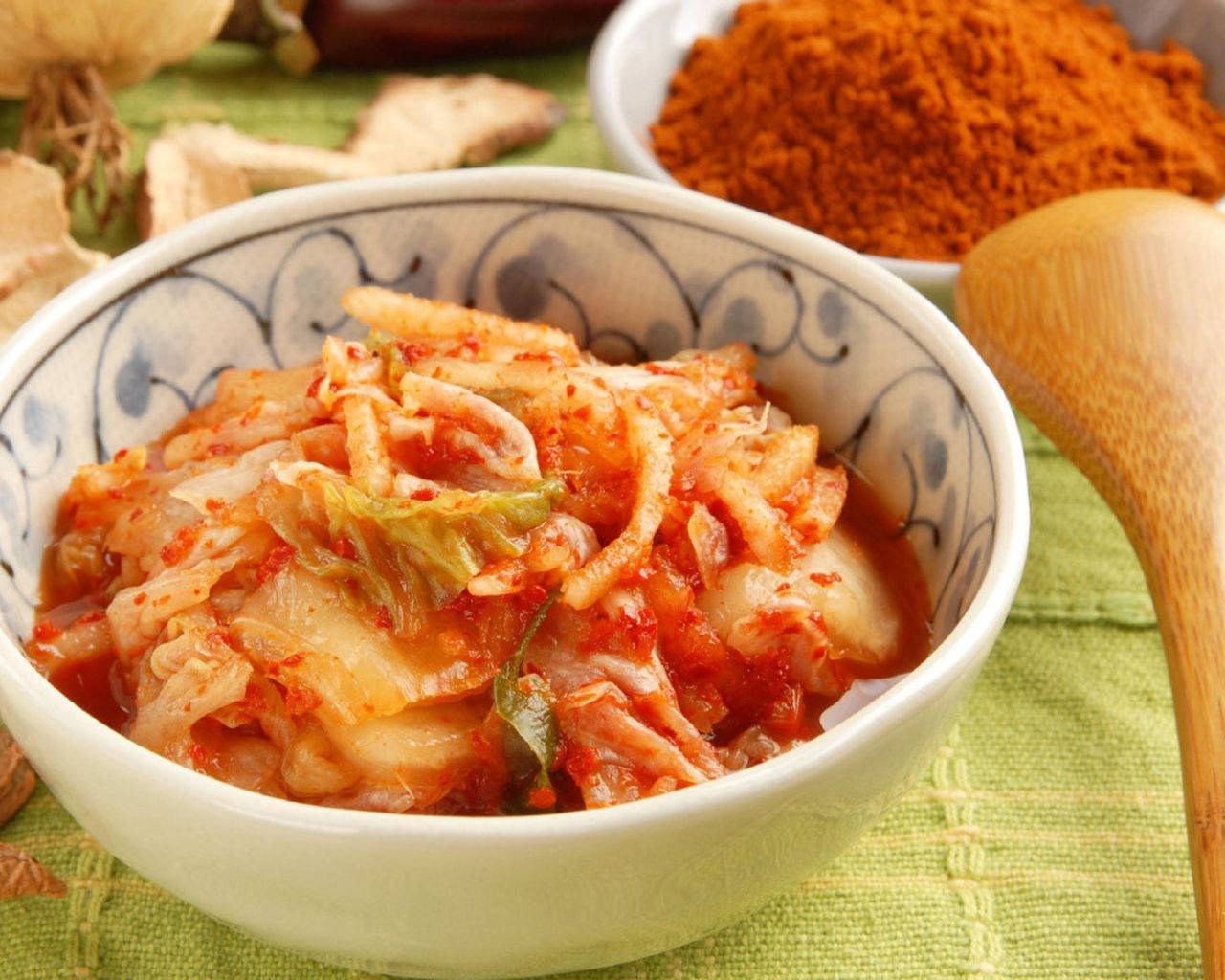 kimchi, green cloth, wooden spoon, HD Desktop Wallpaper