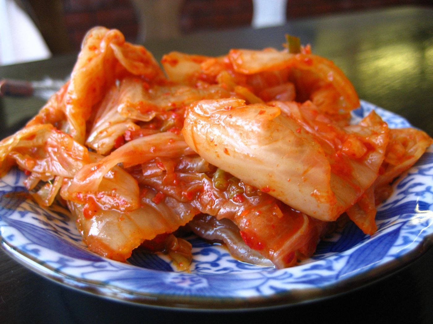 kimchi, spicy Korean kimchi, blue and white patterned plate, HD Desktop Wallpaper