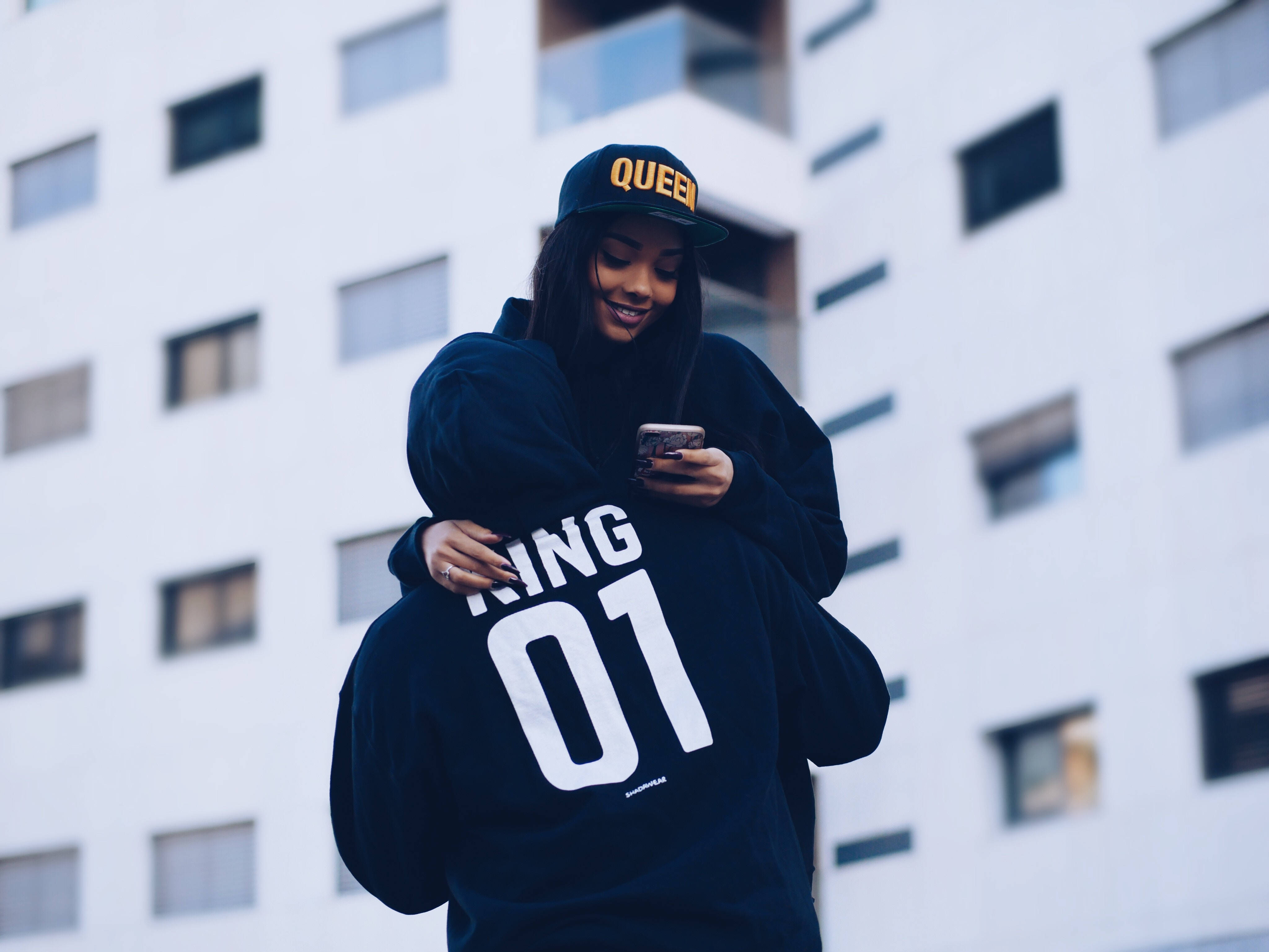 QUEEN cap, KING 01 hoodie, white apartment building, 4K Desktop Wallpaper