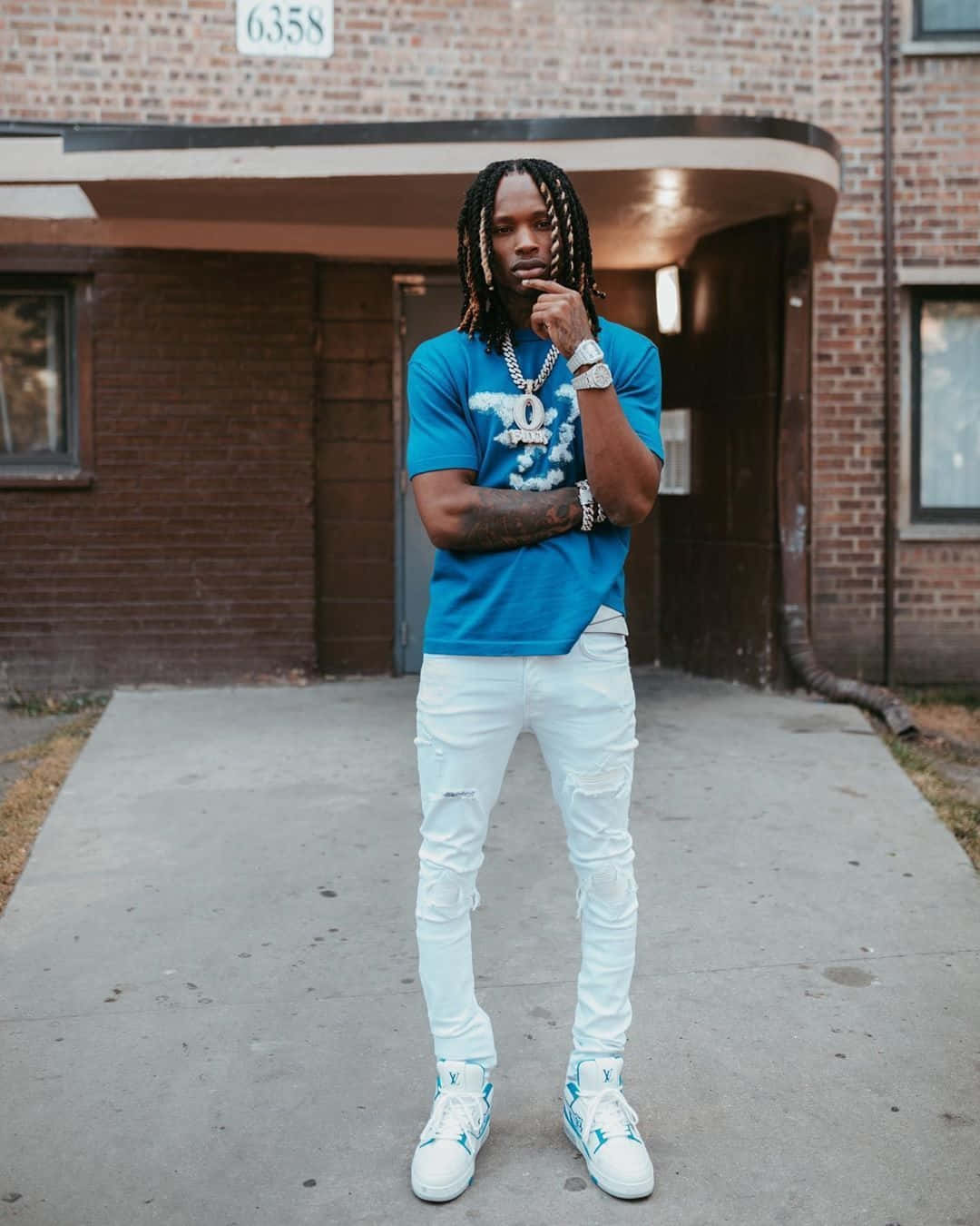 King Von, blue graphic tee, white ripped jeans, HD Phone Wallpaper