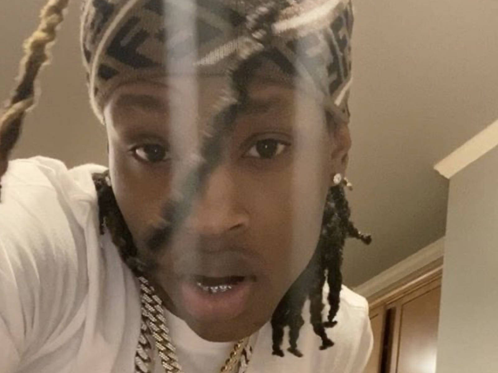 King Von, white shirt, gold chains, HD Desktop Wallpaper
