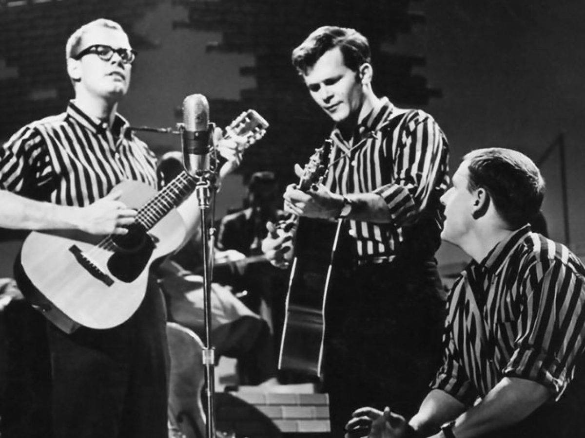 The Kingston Trio, striped shirts, acoustic guitars, SD Desktop Wallpaper