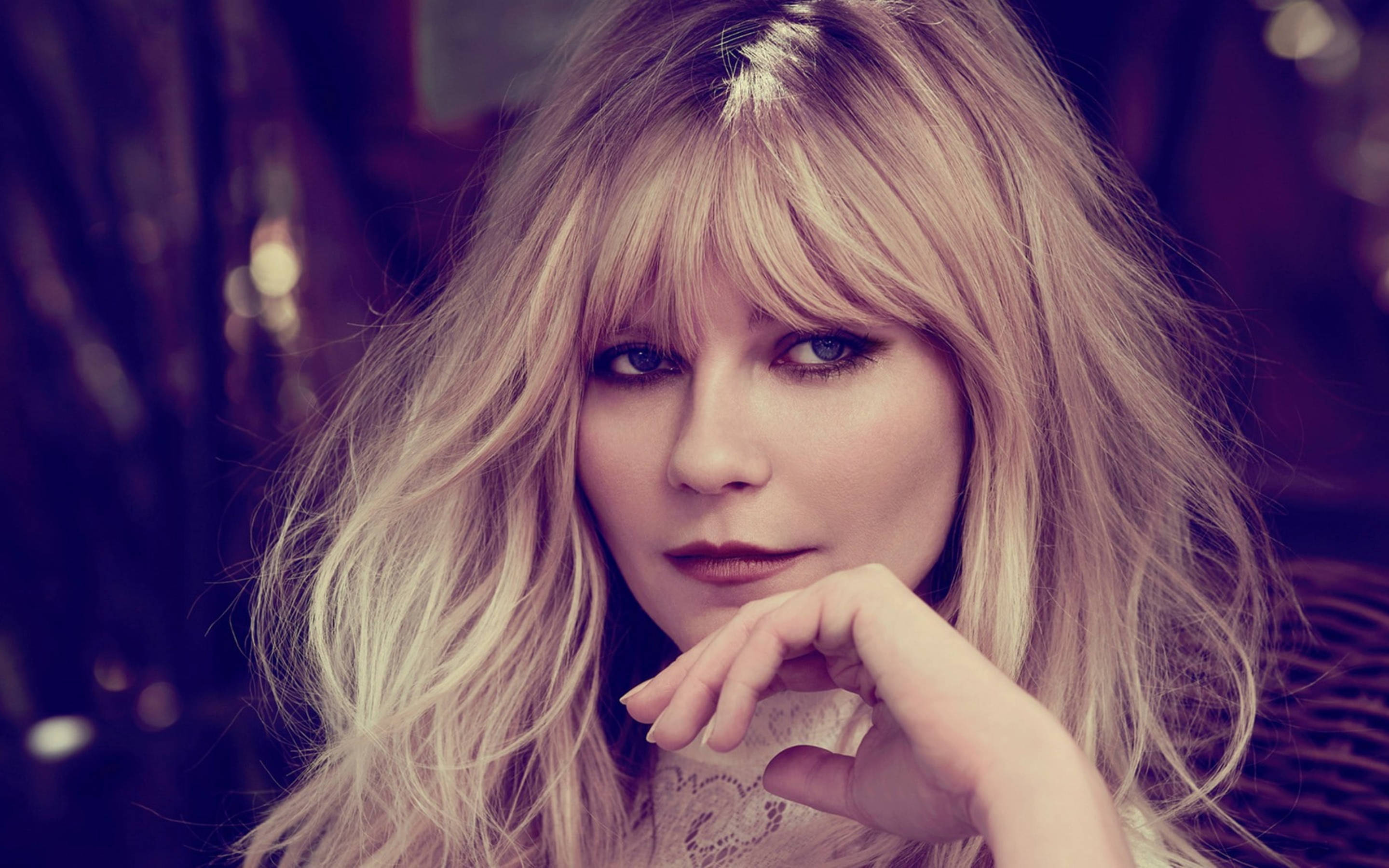 Kirsten Dunst, tousled blonde hair, chin on hand, 2K Desktop Wallpaper