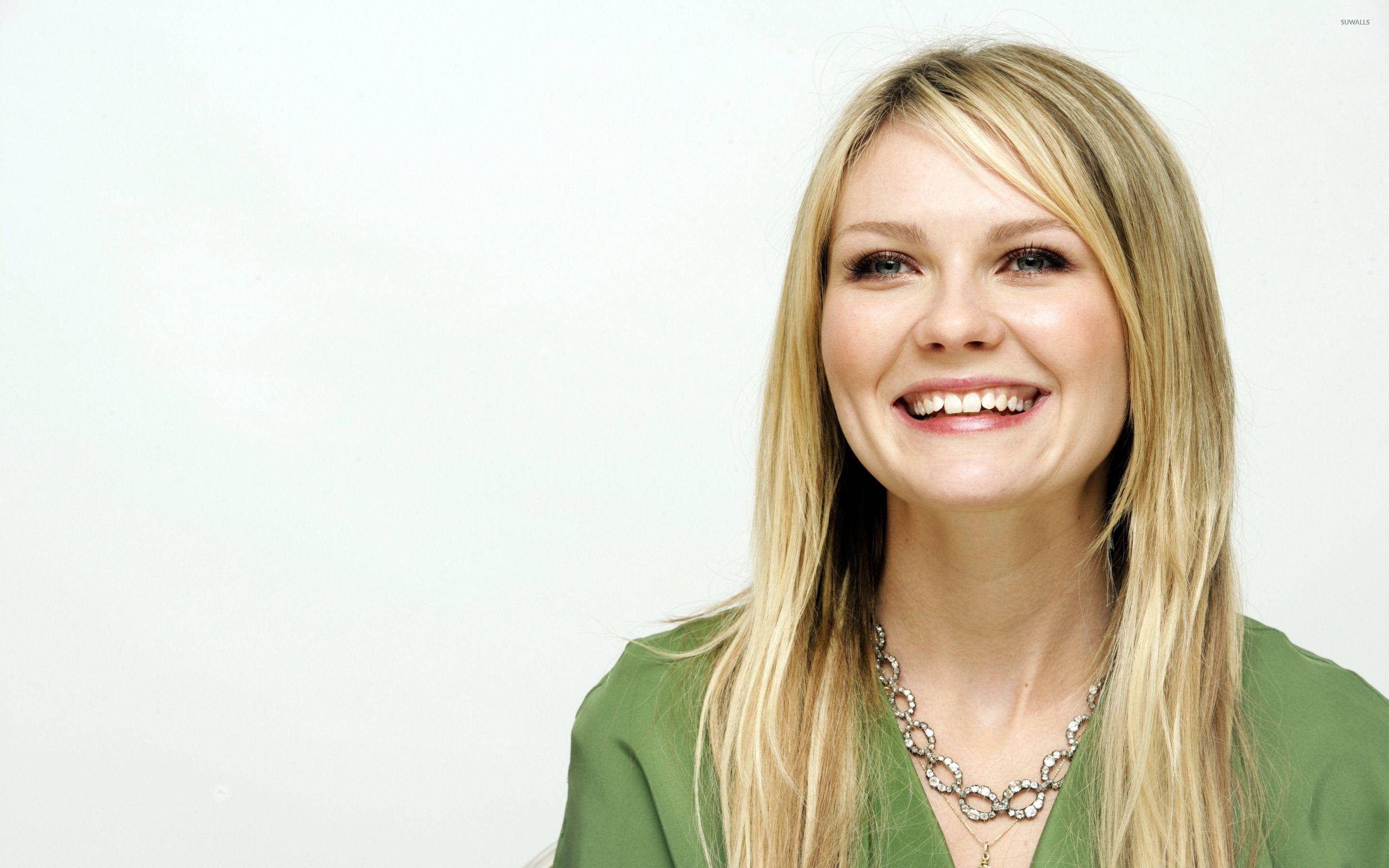 Kirsten Dunst, blonde, green top, 2K Desktop Wallpaper
