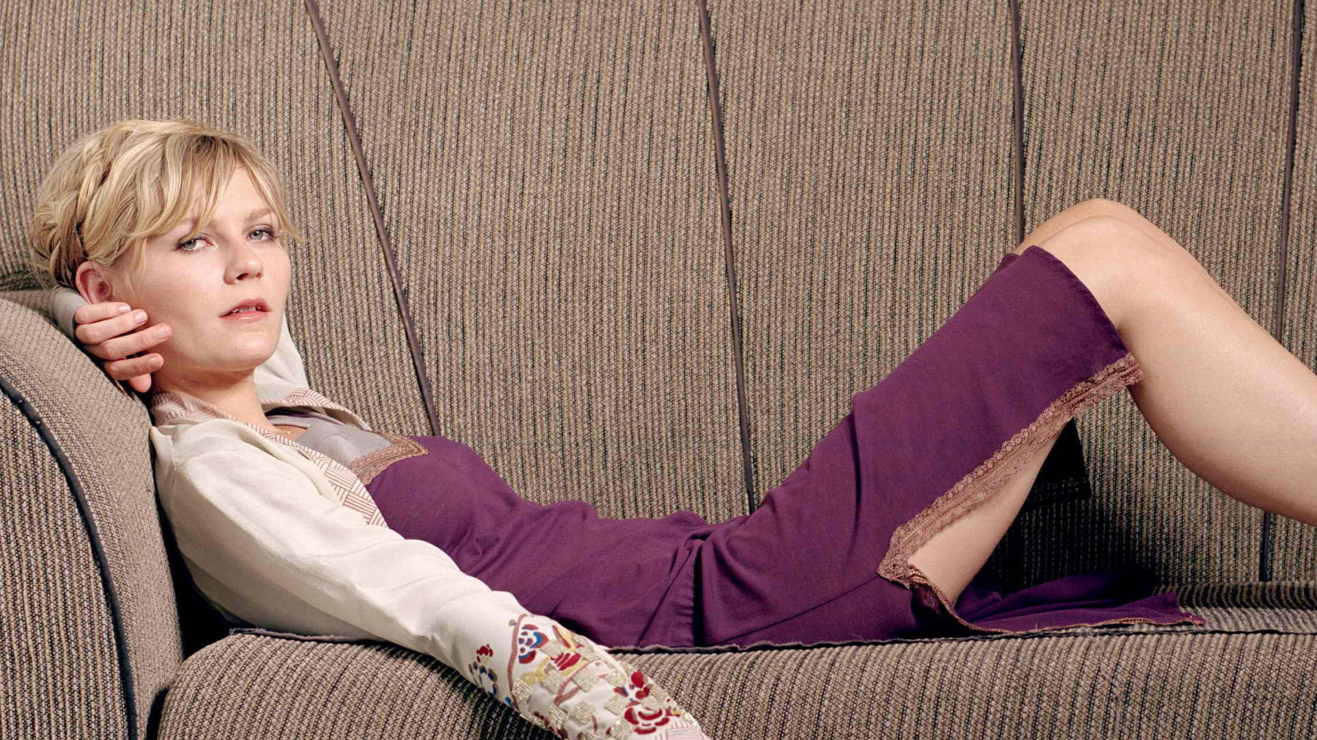 Kirsten Dunst, beige sofa, purple skirt, Full HD Desktop Wallpaper