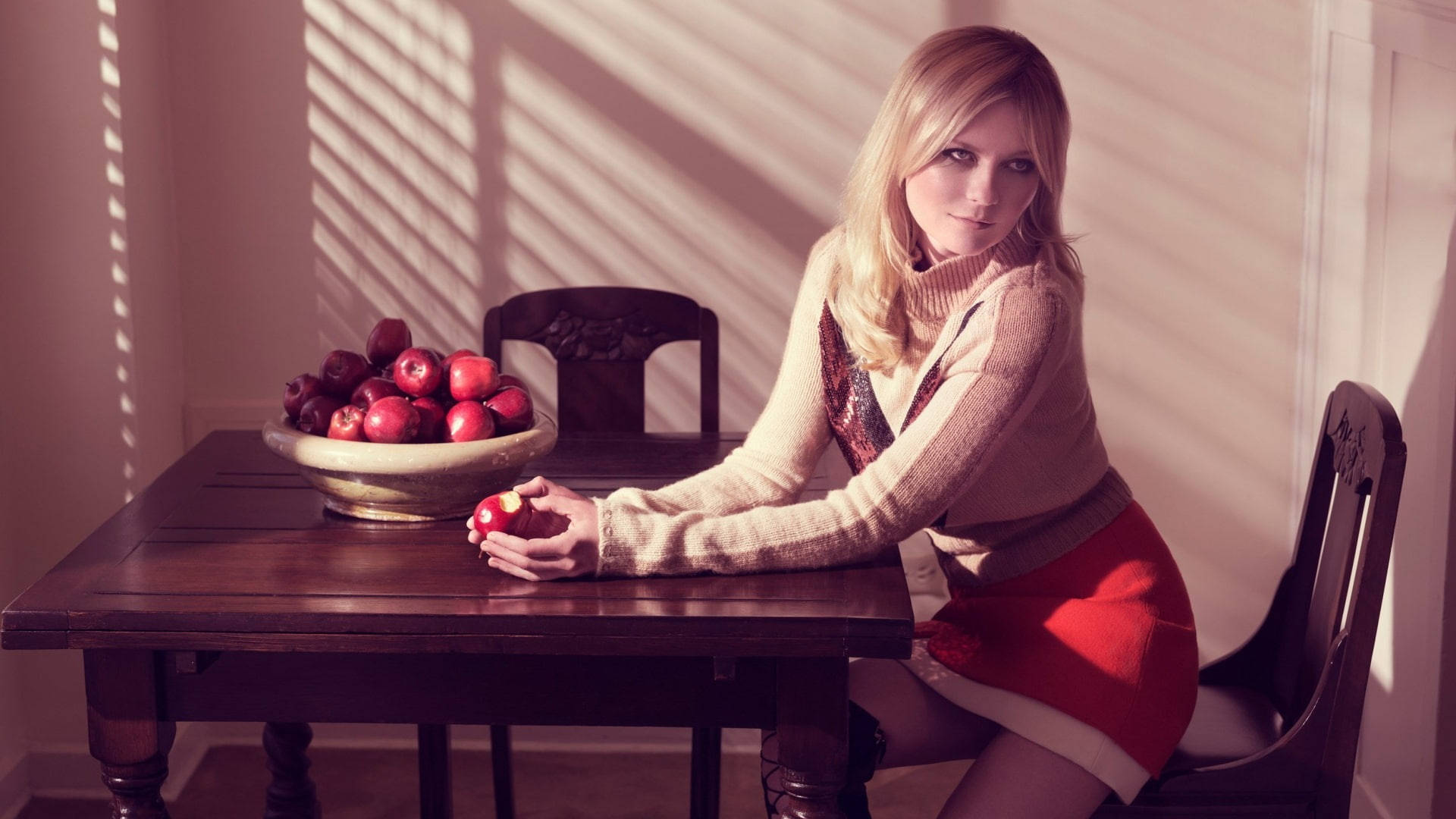 Kirsten Dunst, apple, beige sweater, Full HD Desktop Wallpaper