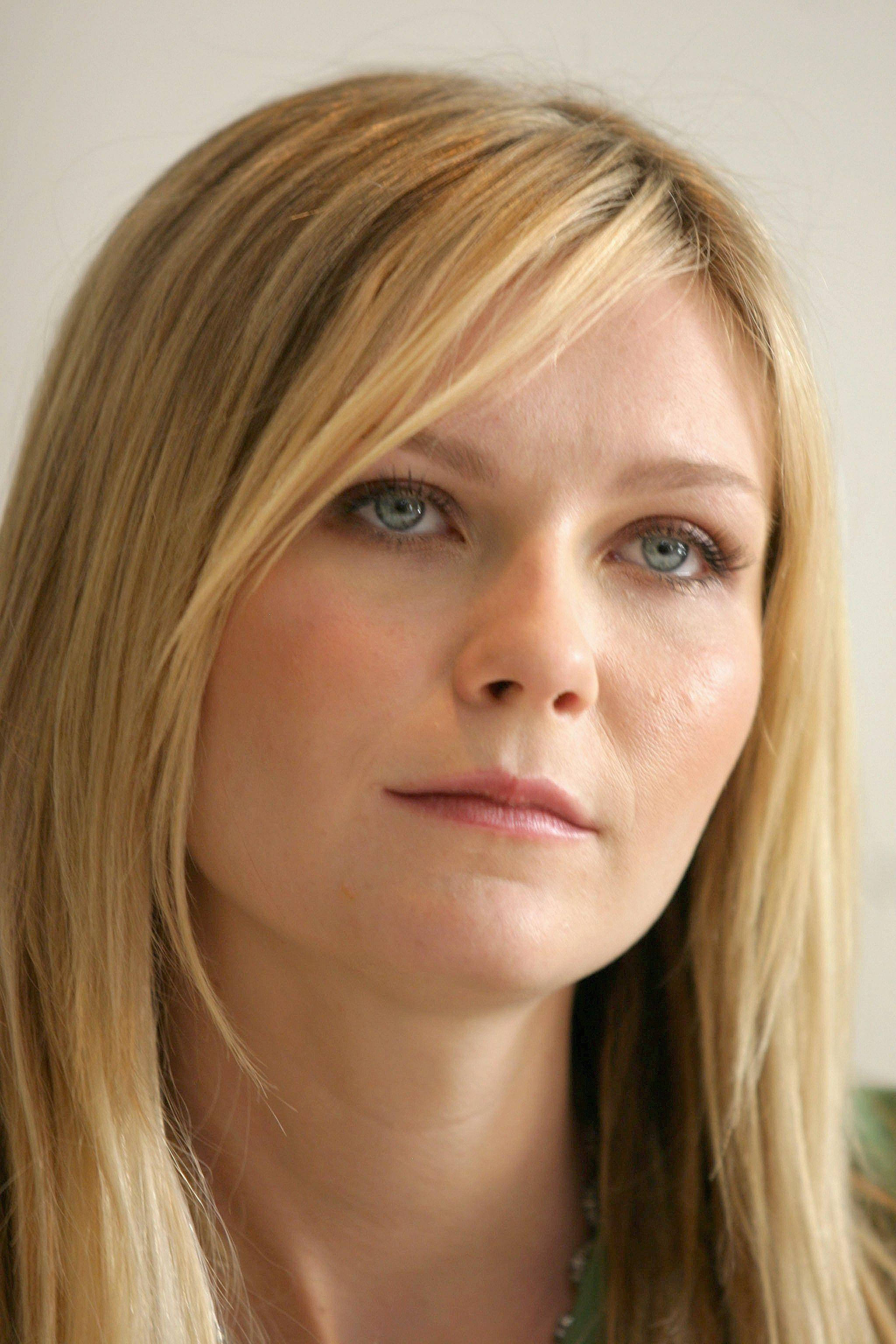Kirsten Dunst, blonde hair, blue eyes, 2K Phone Wallpaper