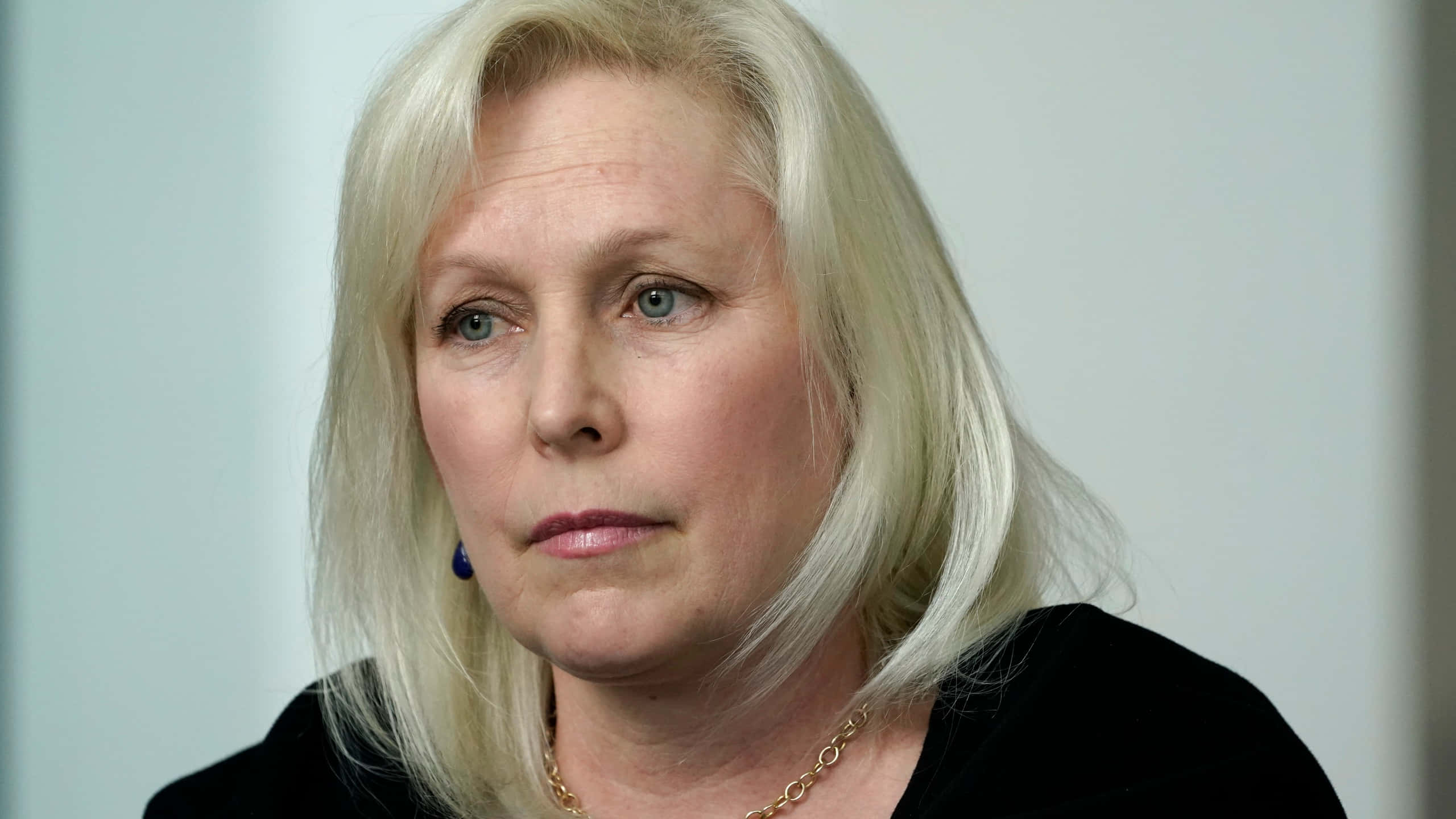 Kirsten Gillibrand, platinum blonde hair, blue eyes, 2K Desktop Wallpaper