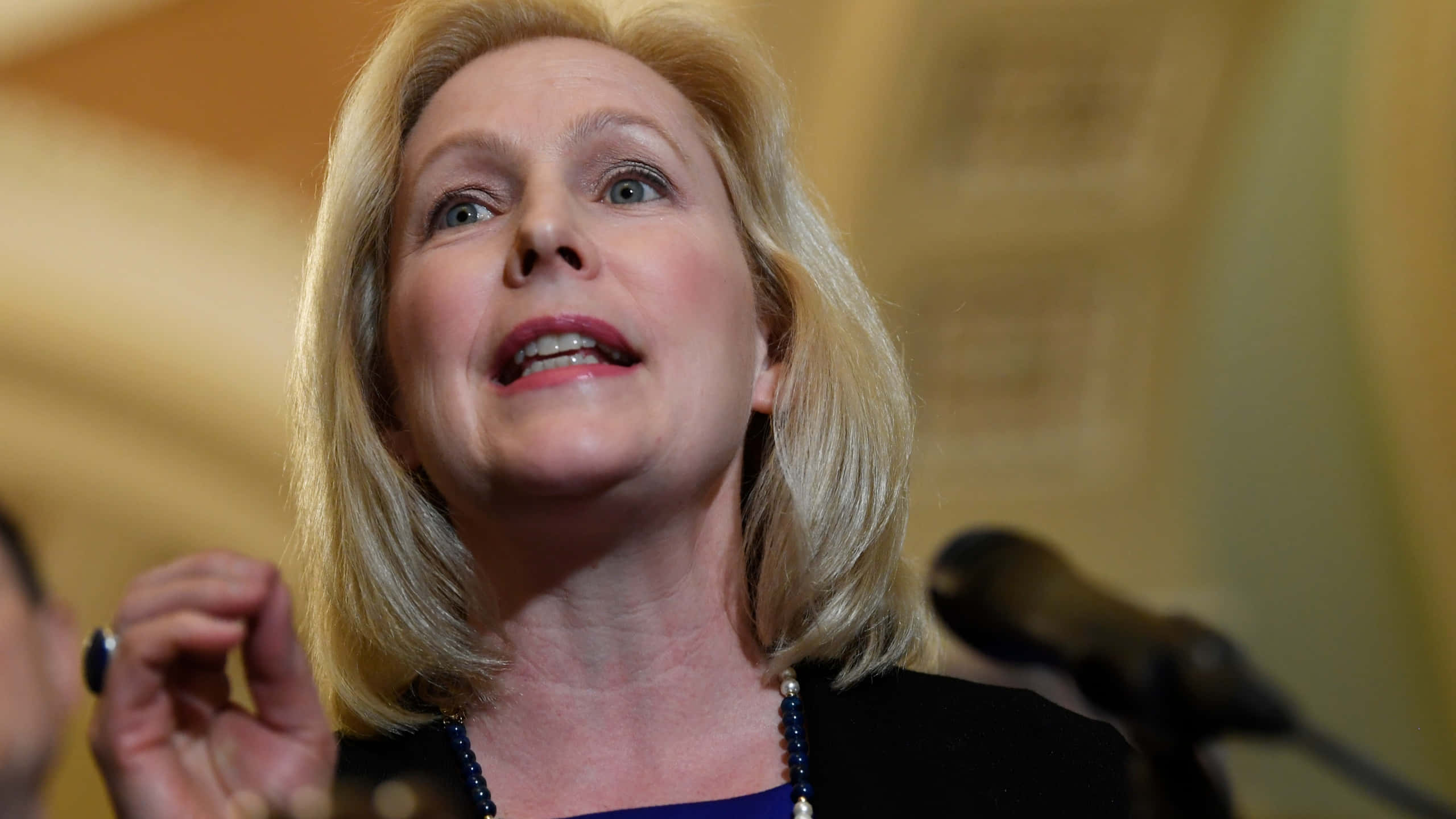 Kirsten Gillibrand, blonde woman, podium, 2K Desktop Wallpaper